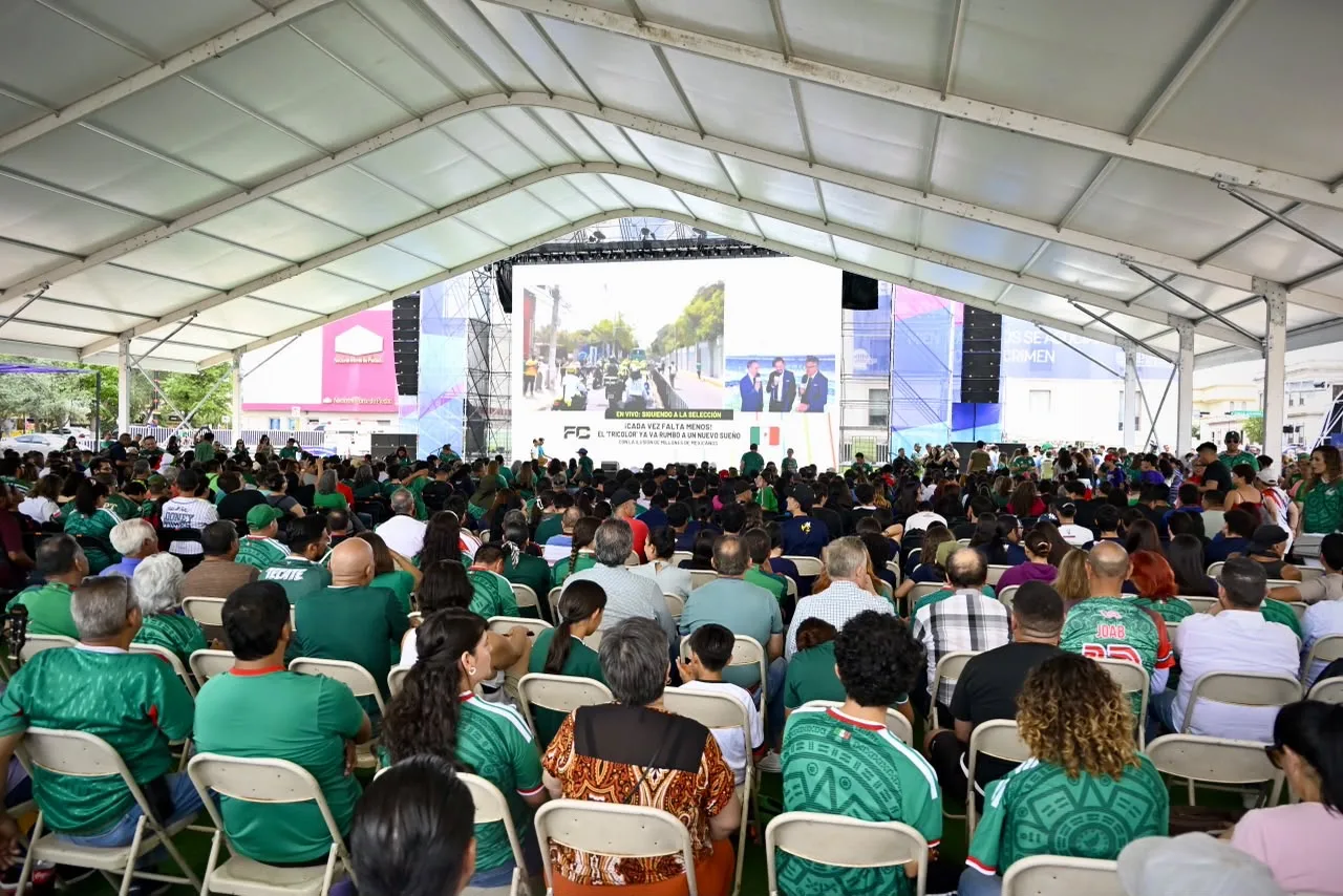 Familias llenan la Plaza del Ángel en Chihuahua para ver el debut de México en el Mundial 2026 - imagen 10