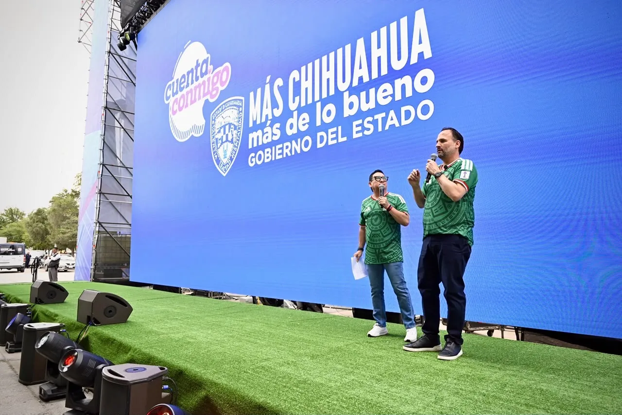 Familias llenan la Plaza del Ángel en Chihuahua para ver el debut de México en el Mundial 2026 - imagen 11