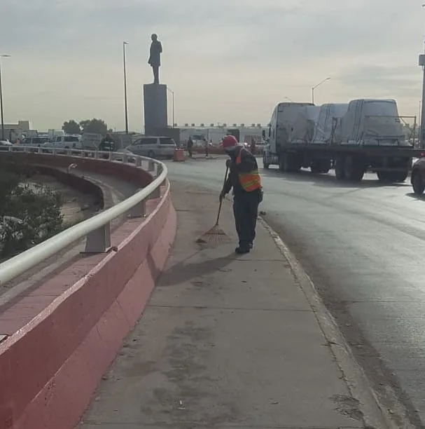 Refuerzan limpieza en glorieta del Kilómetro 20 para reducir residuos y riesgos viales - imagen 1