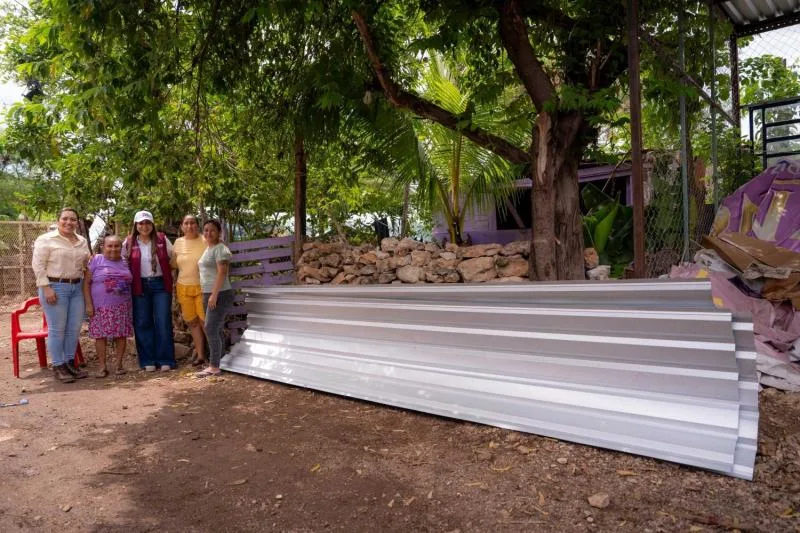 DIF Yucatán entrega láminas y lonas para apoyar a familias afectadas por lluvias en Pueblo Unido - imagen 1