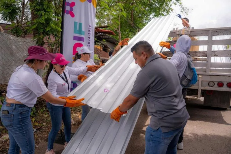 DIF Yucatán entrega láminas y lonas para apoyar a familias afectadas por lluvias en Pueblo Unido - imagen 4