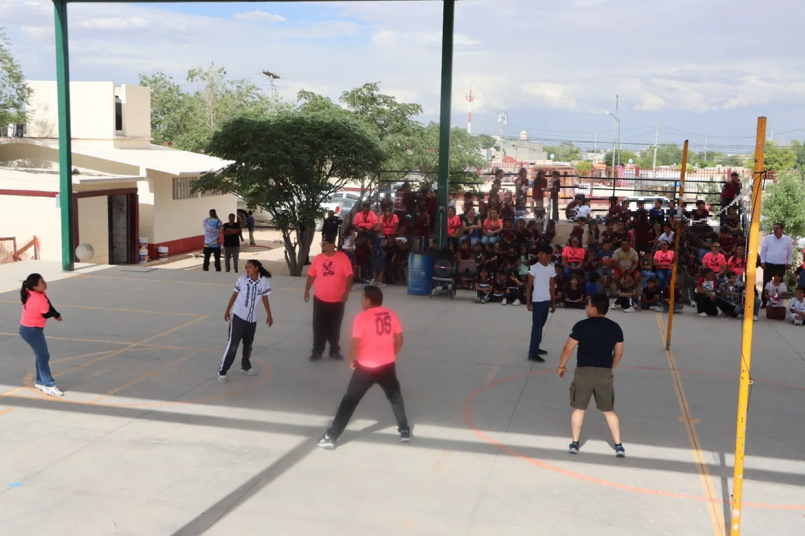 Agentes municipales y estudiantes juegan voleibol para fomentar convivencia escolar en Juárez - imagen 1