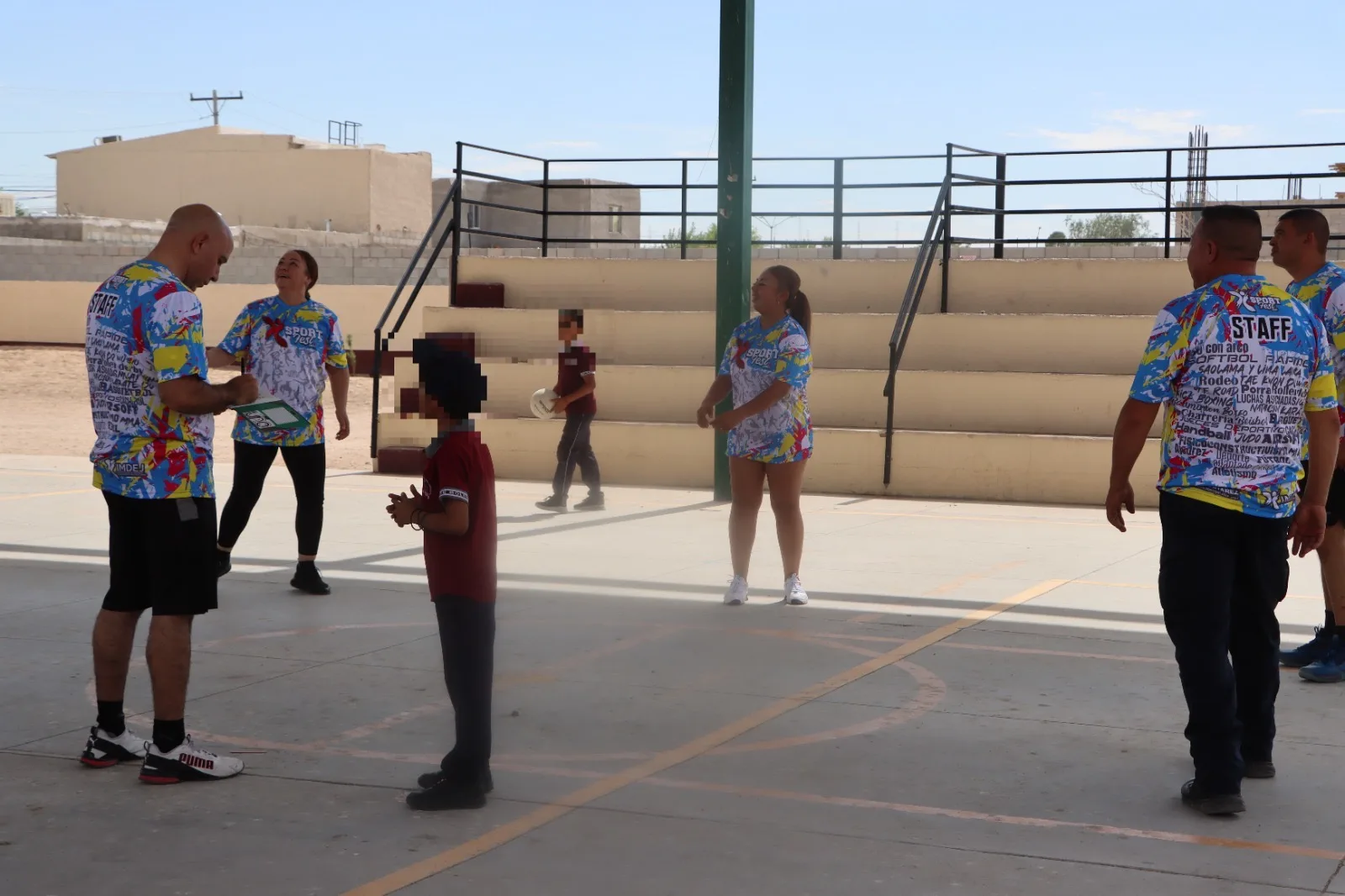 Agentes municipales y estudiantes juegan voleibol para fomentar convivencia escolar en Juárez - imagen 3