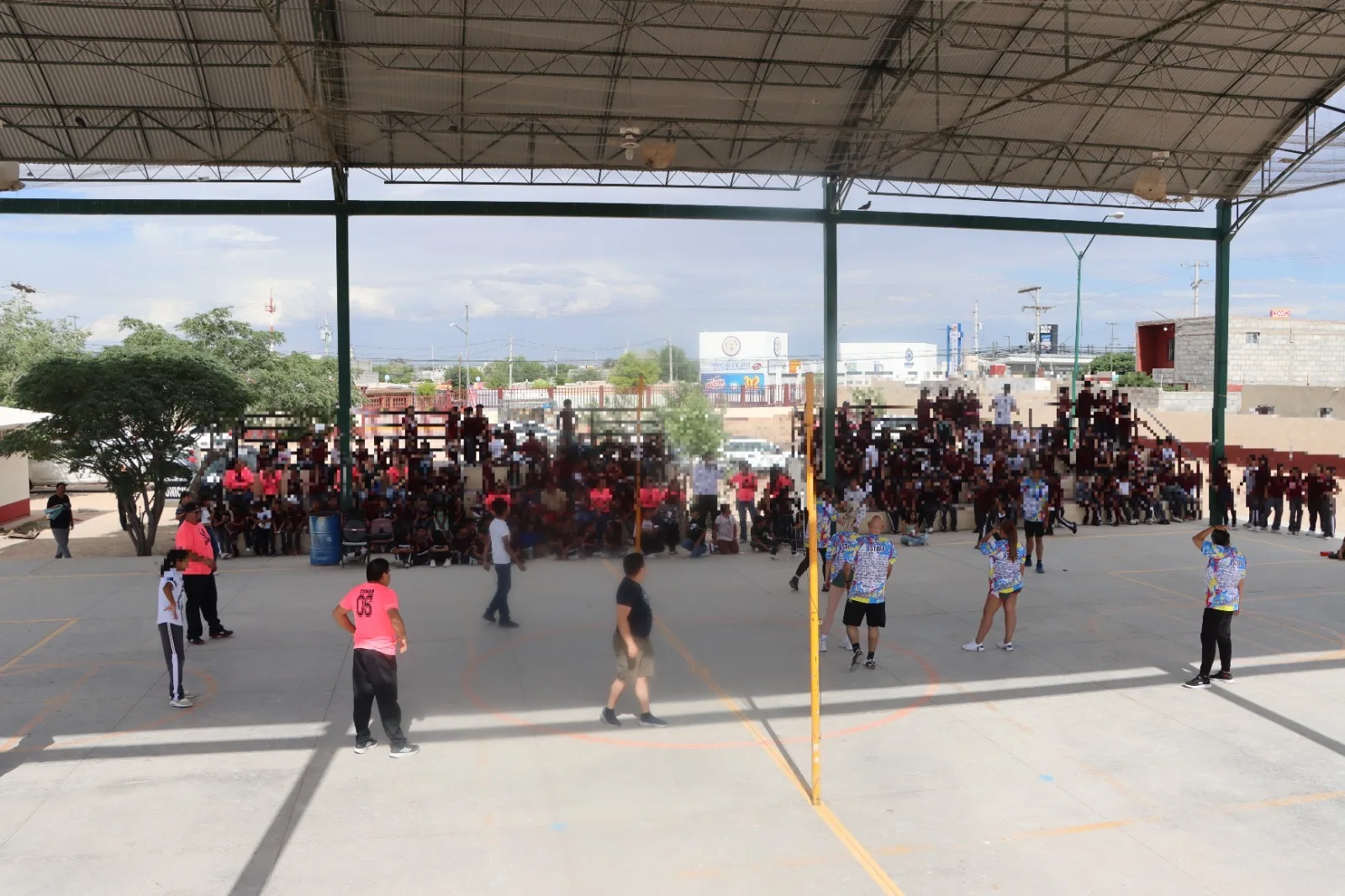 Agentes municipales y estudiantes juegan voleibol para fomentar convivencia escolar en Juárez - imagen 2