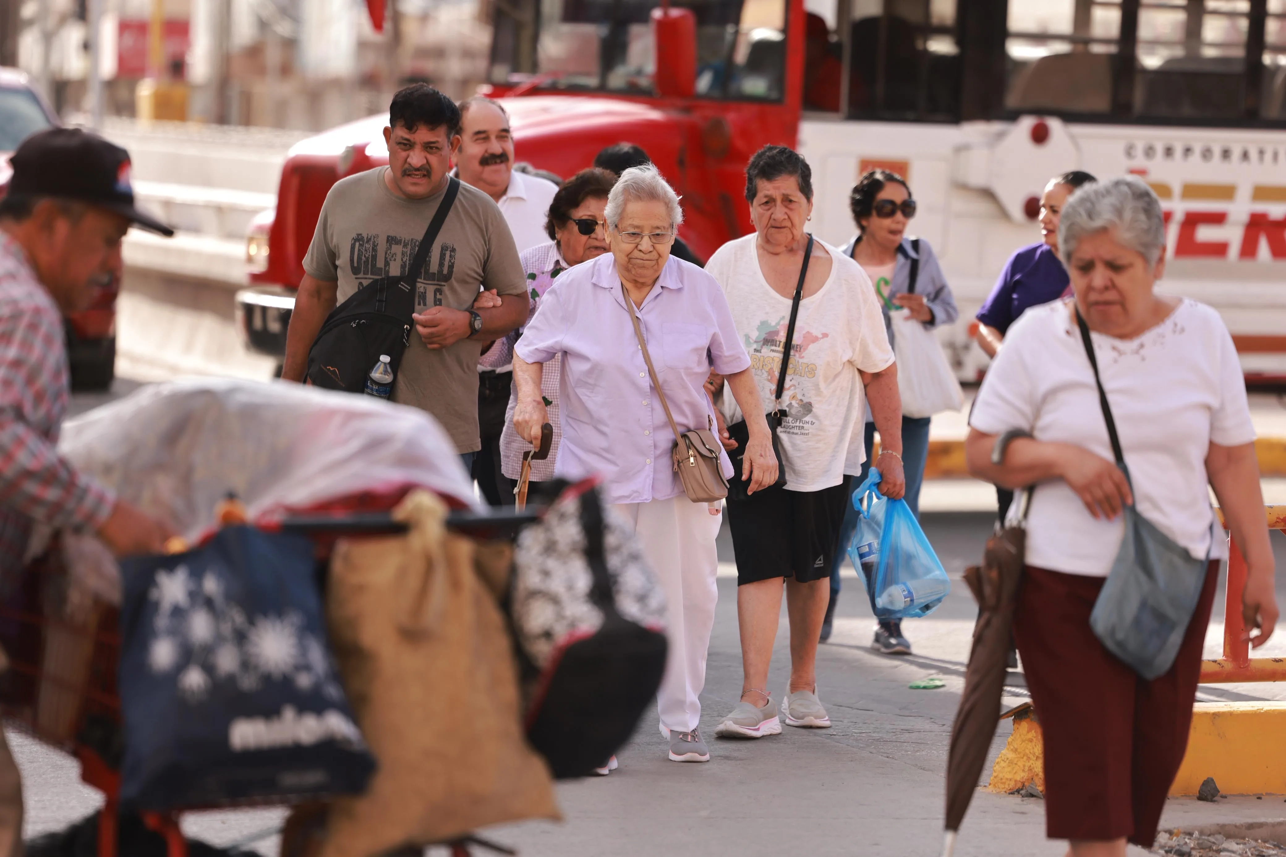 Adultos mayores recorren avenida 16 de Septiembre para visibilizar el maltrato en la vejez en Ciudad Juárez - imagen 8