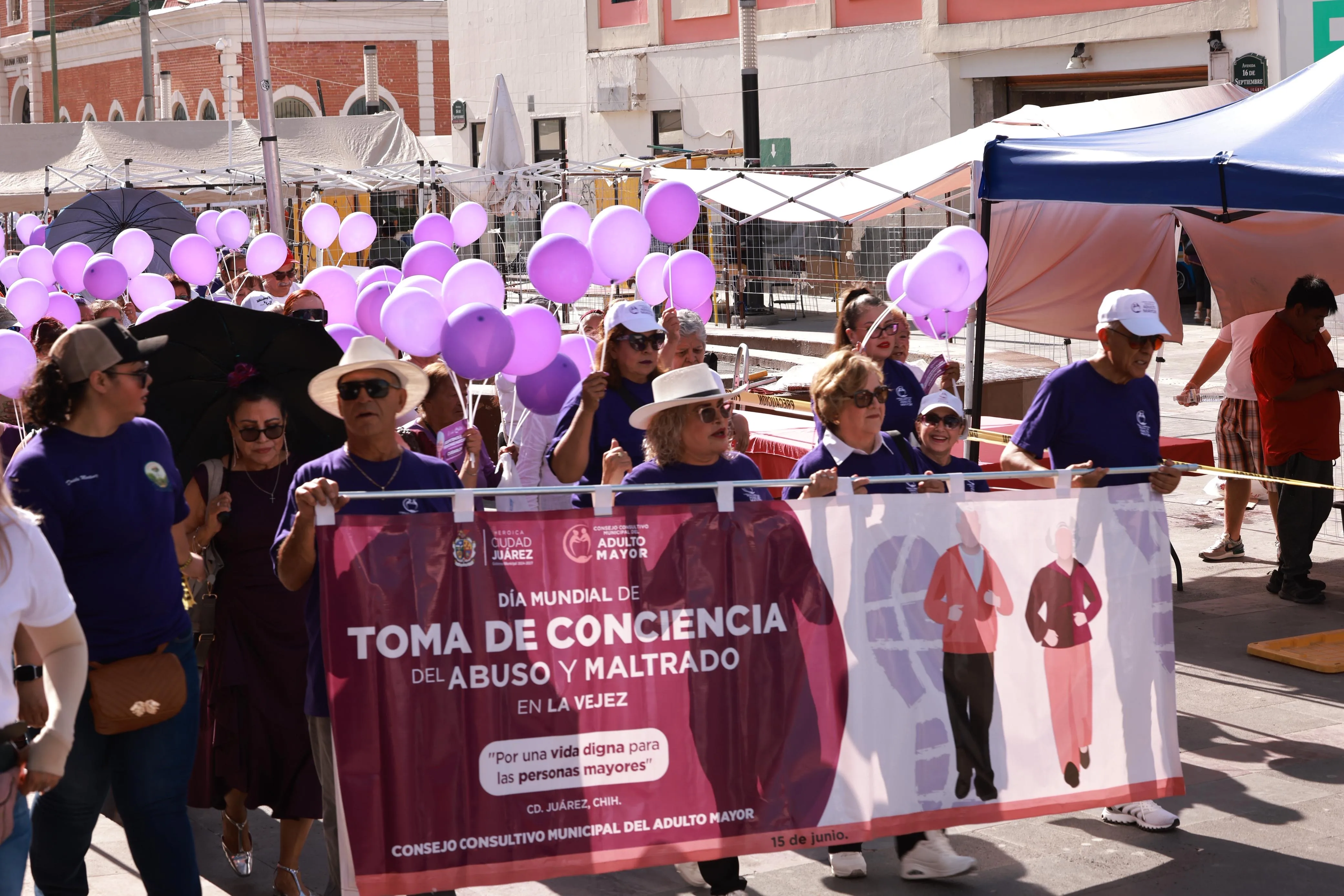 Adultos mayores recorren avenida 16 de Septiembre para visibilizar el maltrato en la vejez en Ciudad Juárez - imagen 11