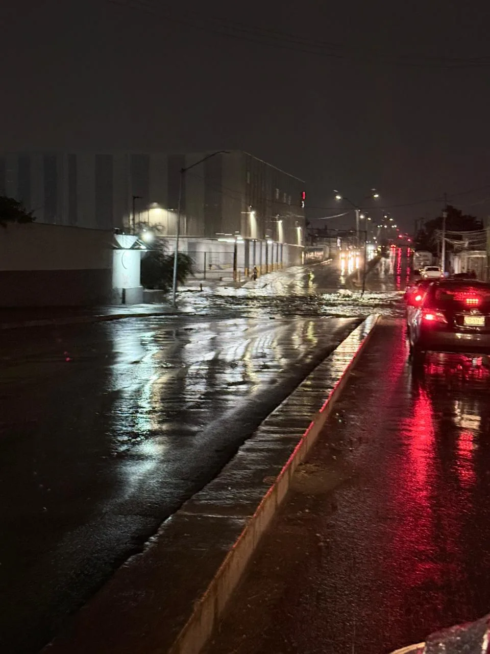 Protección Civil reporta inundaciones, cortocircuitos y árboles caídos por lluvias en Ciudad Juárez - imagen 2