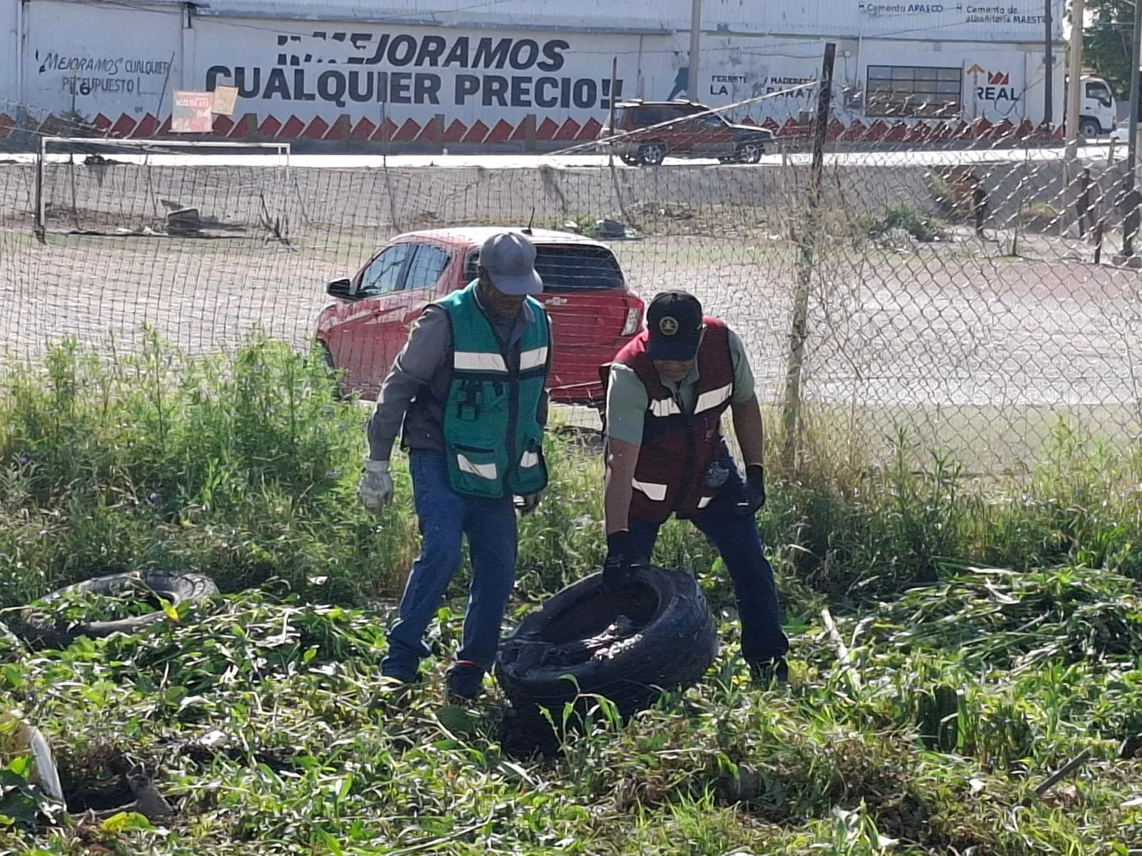 Comerciantes y ciudadanos participan en limpieza y reforestación en Mercado Libertad de Juárez - imagen 1