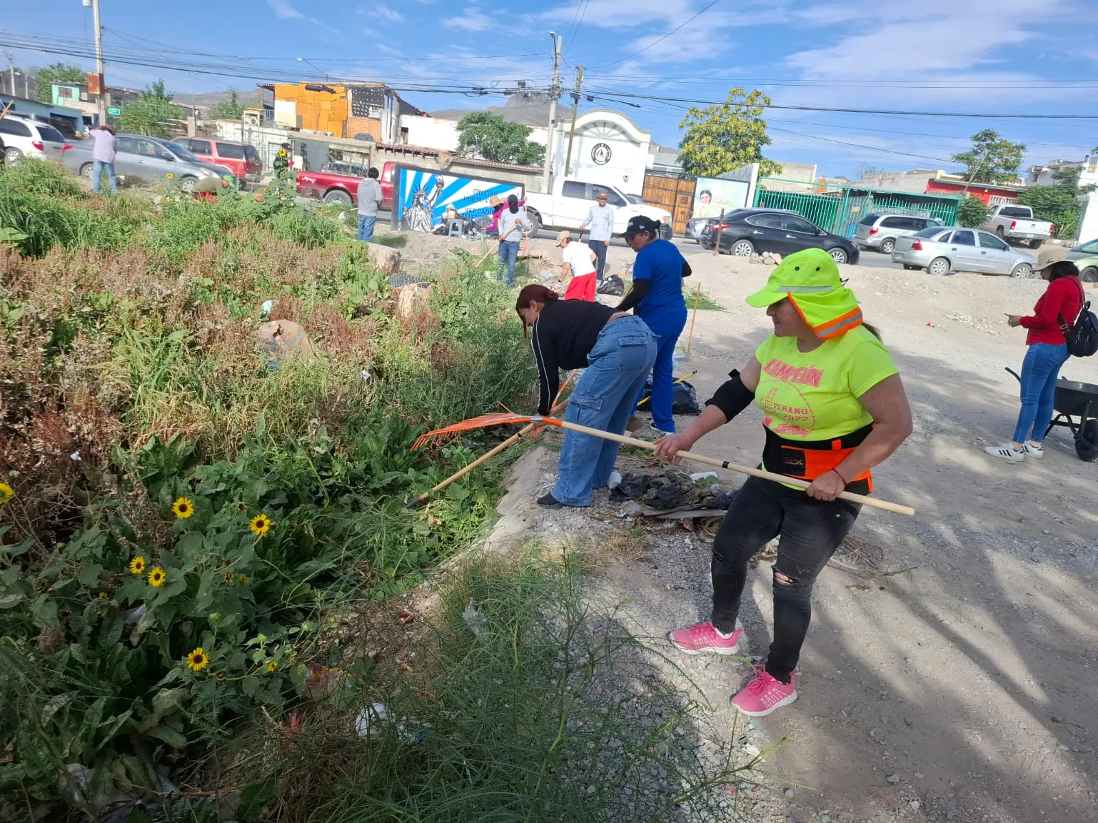 Comerciantes y ciudadanos participan en limpieza y reforestación en Mercado Libertad de Juárez - imagen 2