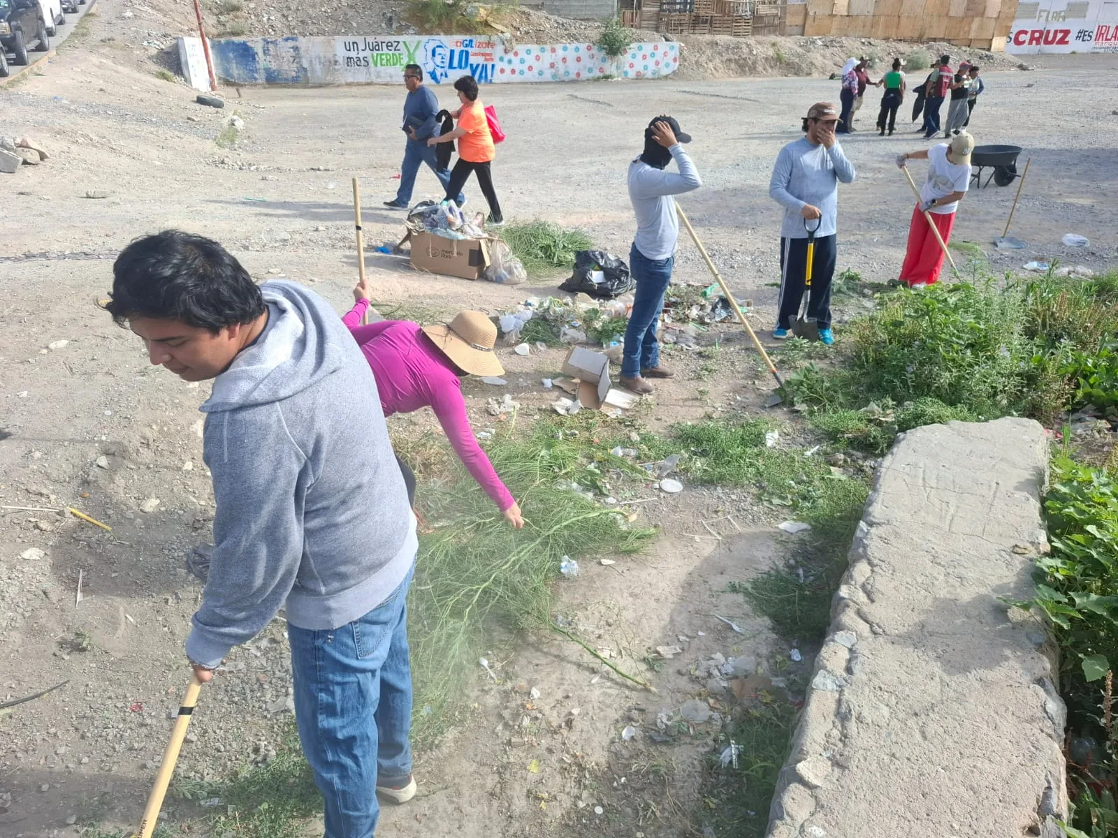 Comerciantes y ciudadanos participan en limpieza y reforestación en Mercado Libertad de Juárez - imagen 4