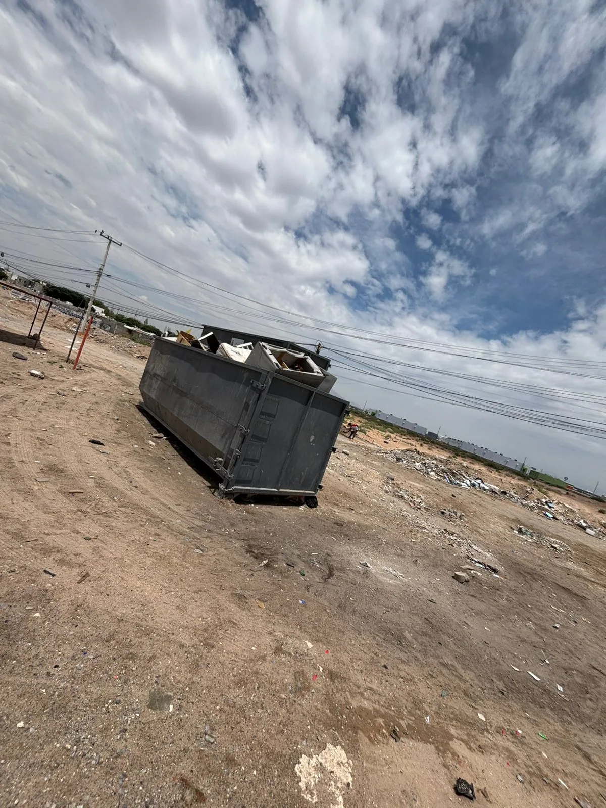 Vecinos de Juárez aprovechan contenedores de Punto Limpio para desechar muebles y tiliches - imagen 2