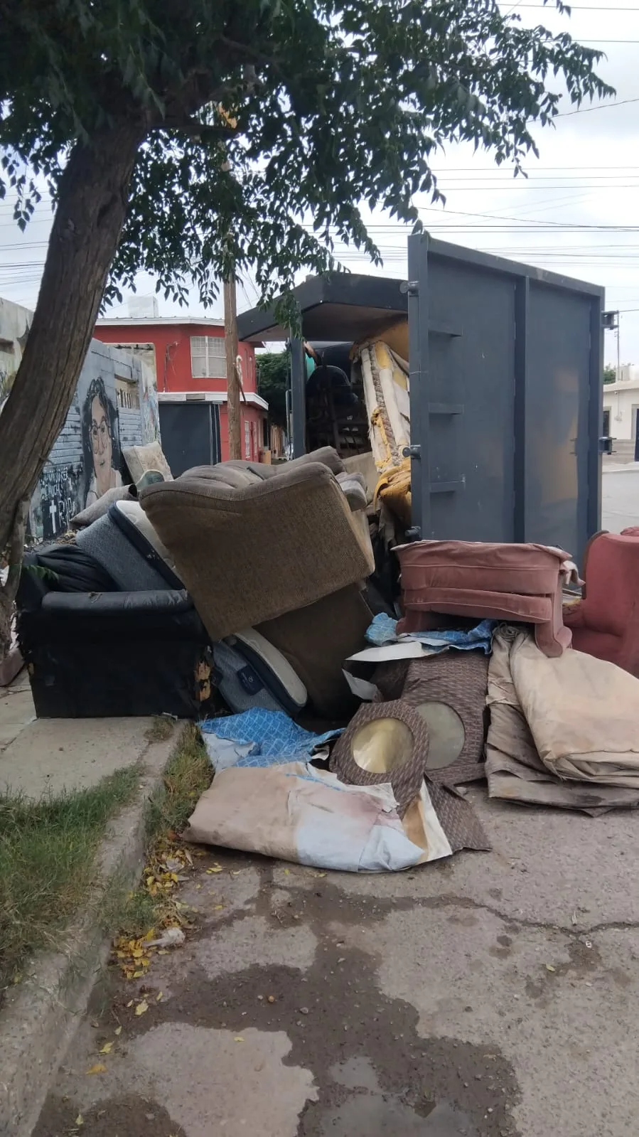 Vecinos de Juárez aprovechan contenedores de Punto Limpio para desechar muebles y tiliches - imagen 1