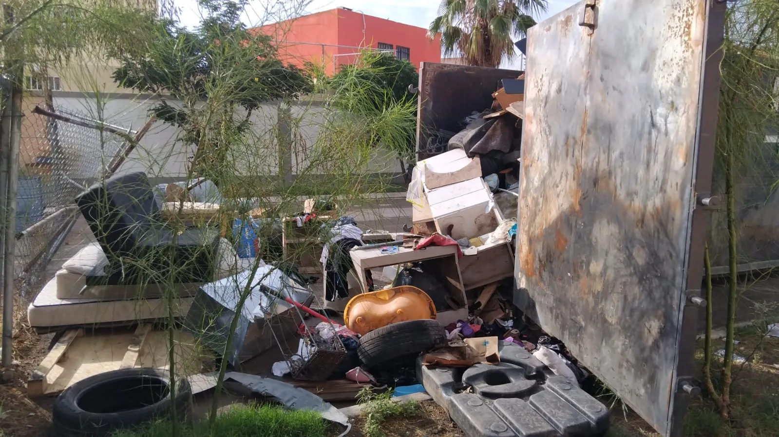Vecinos de Juárez aprovechan contenedores de Punto Limpio para desechar muebles y tiliches - imagen 3