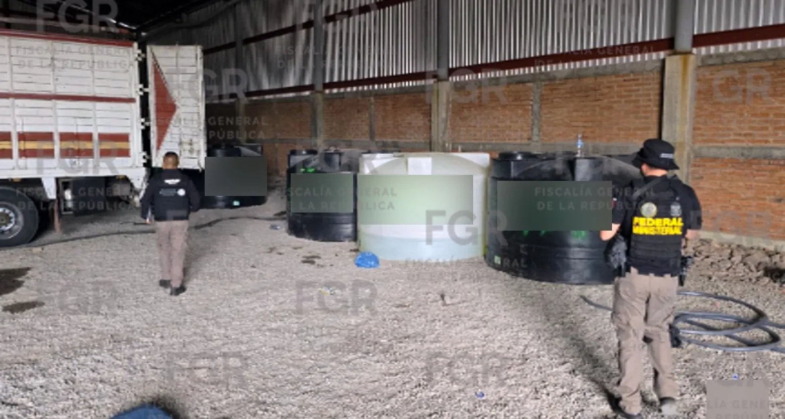 FGR asegura más de 32 mil litros de hidrocarburo en cateo en Tototlán, Jalisco - imagen 2