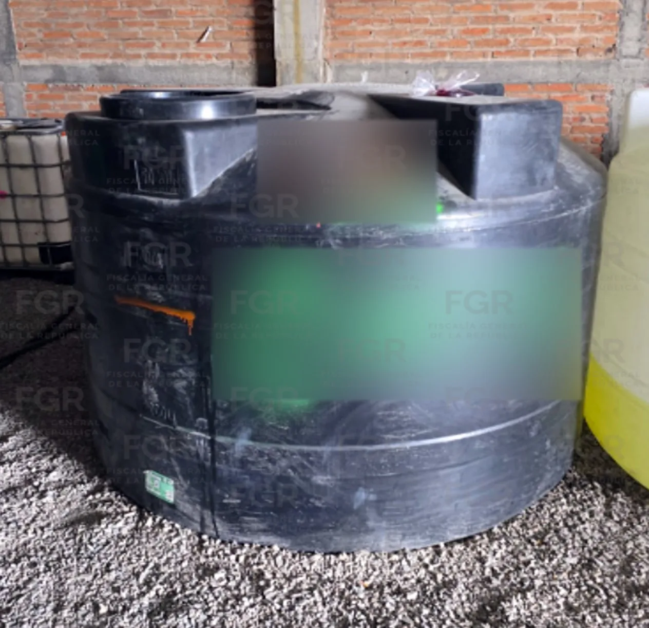 FGR asegura más de 32 mil litros de hidrocarburo en cateo en Tototlán, Jalisco - imagen 6