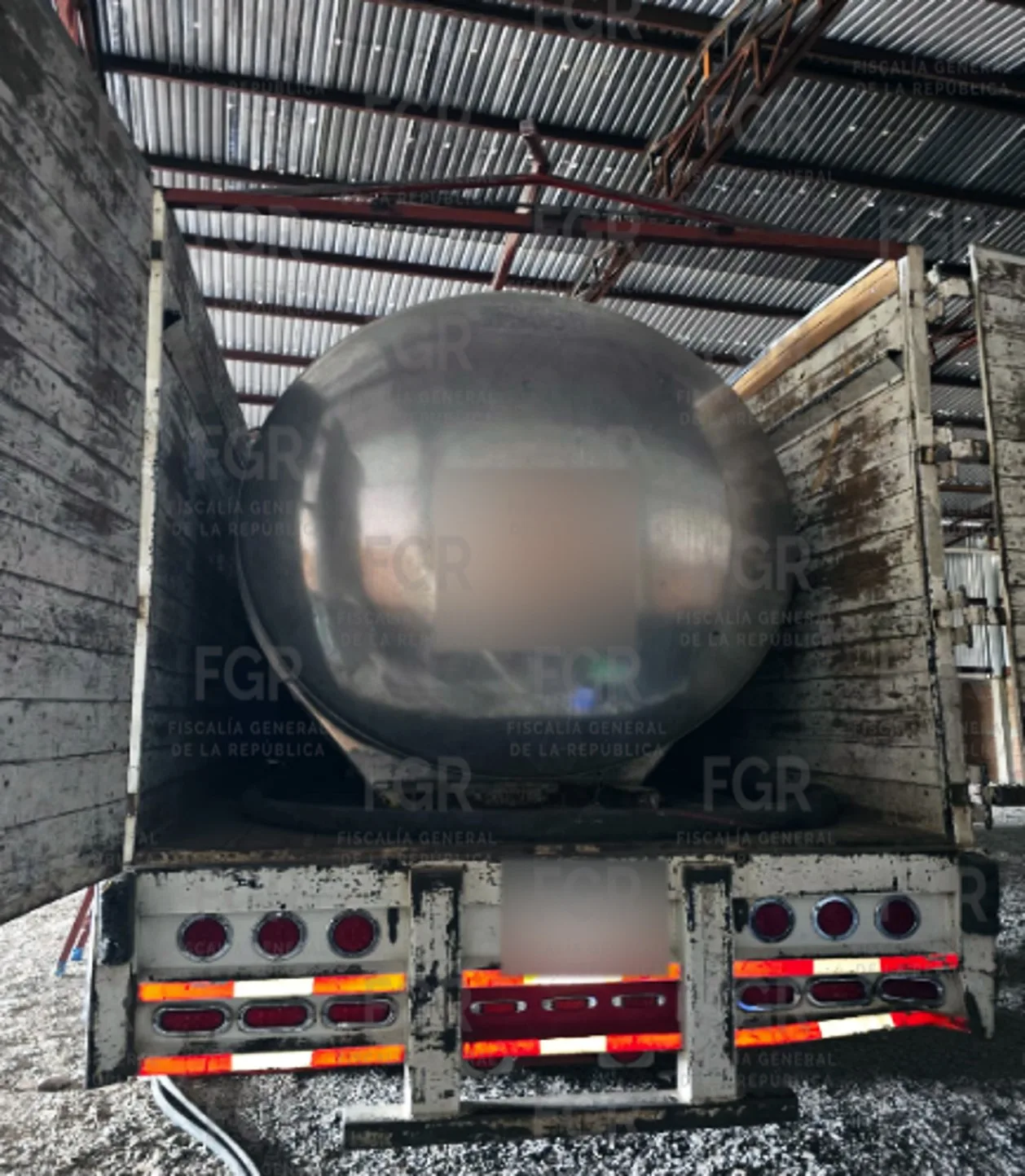 FGR asegura más de 32 mil litros de hidrocarburo en cateo en Tototlán, Jalisco - imagen 8