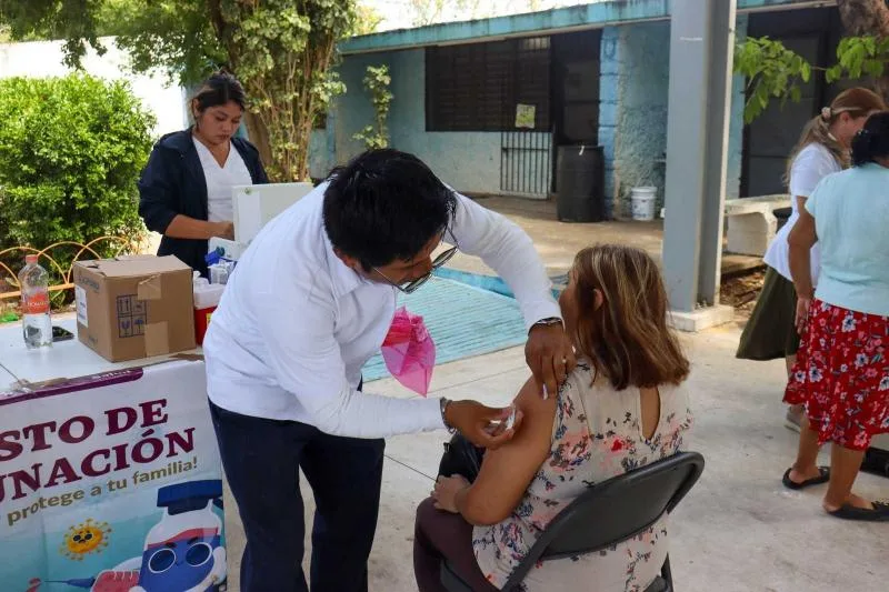 Feria de la Salud en la colonia Sambulá ofrece servicios preventivos y vacunación en primaria de Mérida - imagen 5