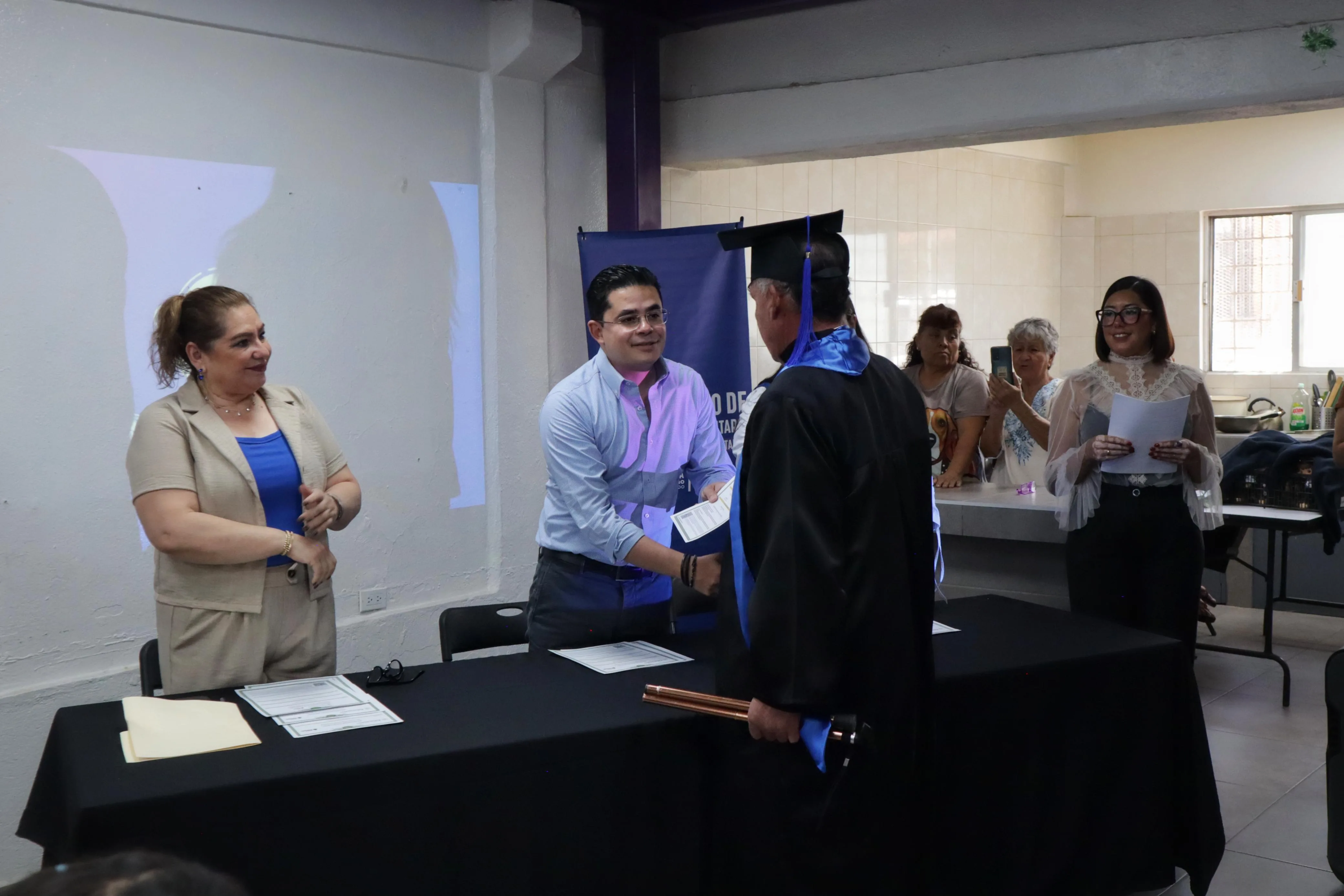 16 personas concluyen su educación básica en el Centro Comunitario Madera 65, en Chihuahua - imagen 3