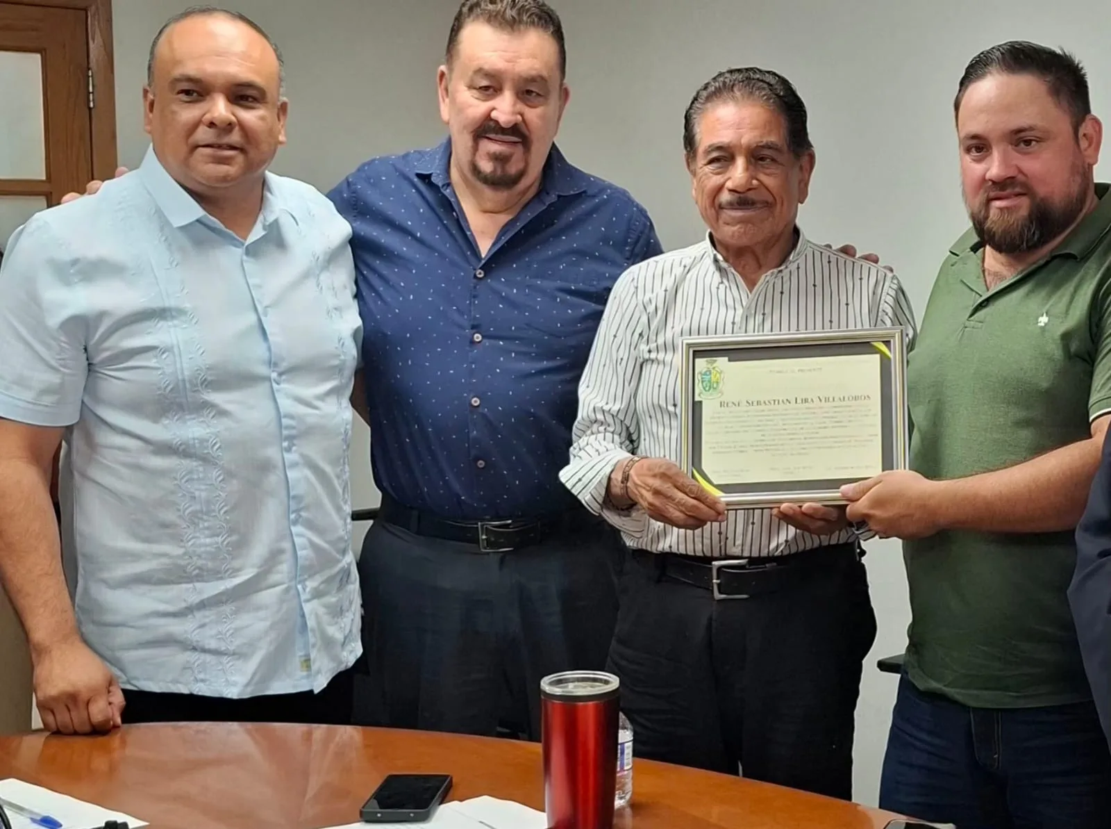 Ciudadano de Ciudad Juárez evita robo de placa histórica y es reconocido por regidores - imagen 1
