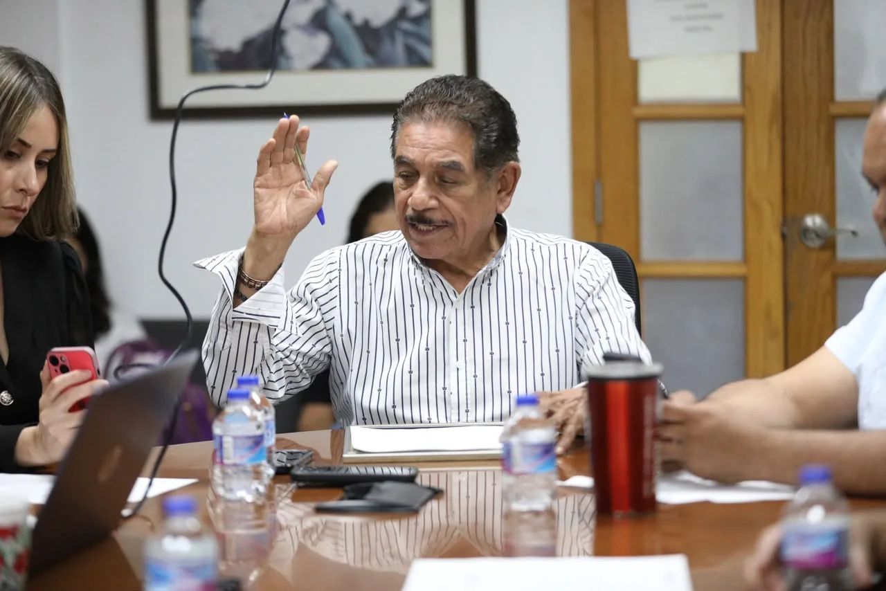 Ciudadano de Ciudad Juárez evita robo de placa histórica y es reconocido por regidores - imagen 5