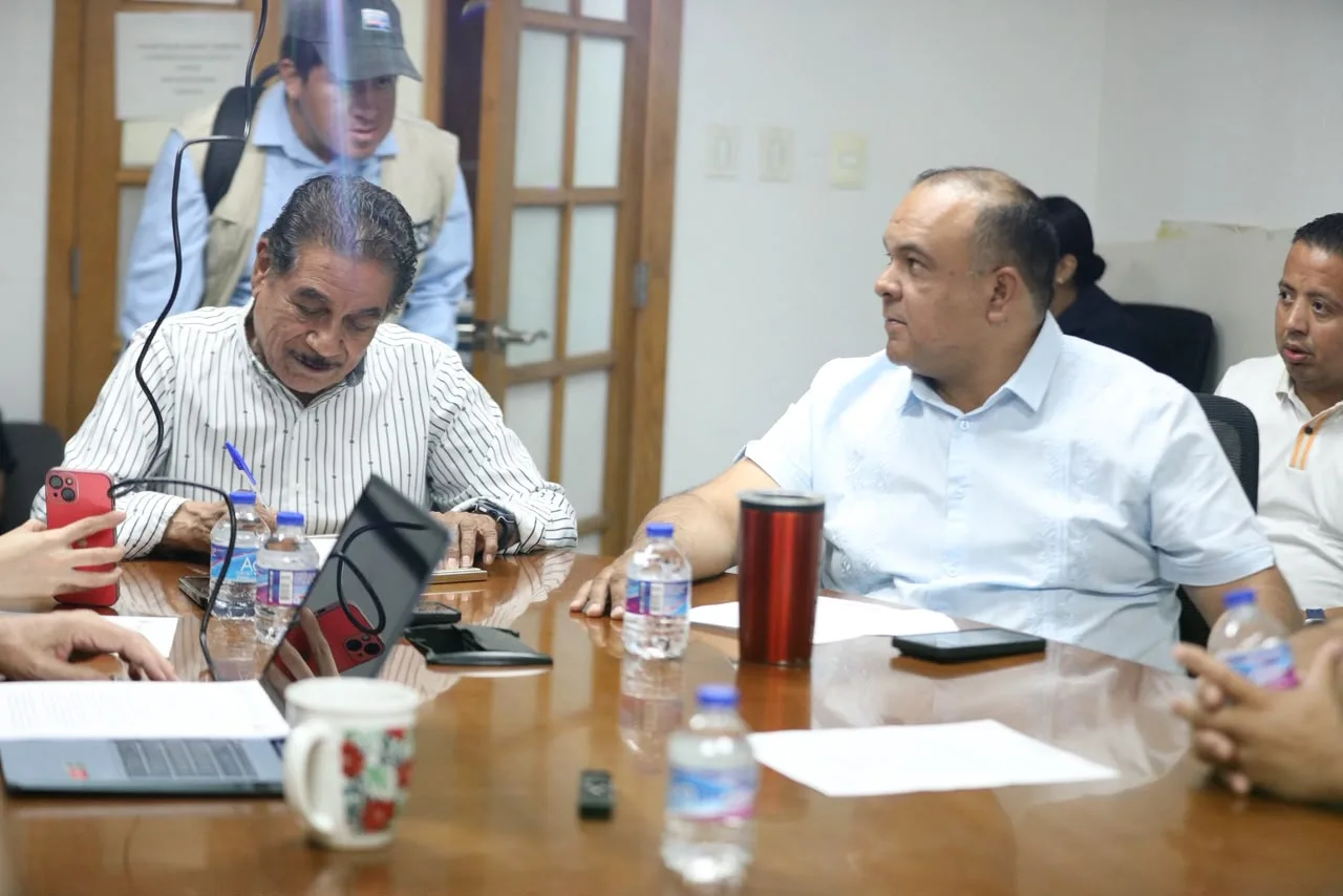 Ciudadano de Ciudad Juárez evita robo de placa histórica y es reconocido por regidores - imagen 4