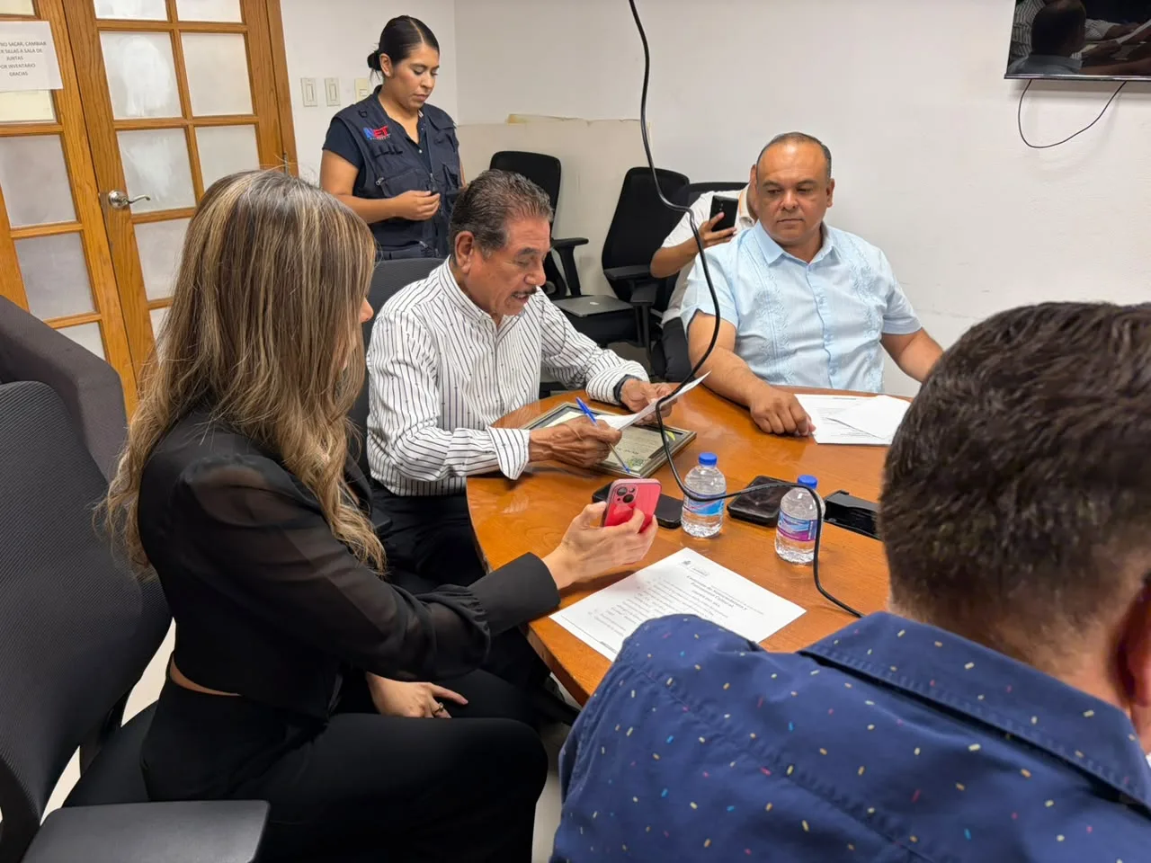 Ciudadano de Ciudad Juárez evita robo de placa histórica y es reconocido por regidores - imagen 7