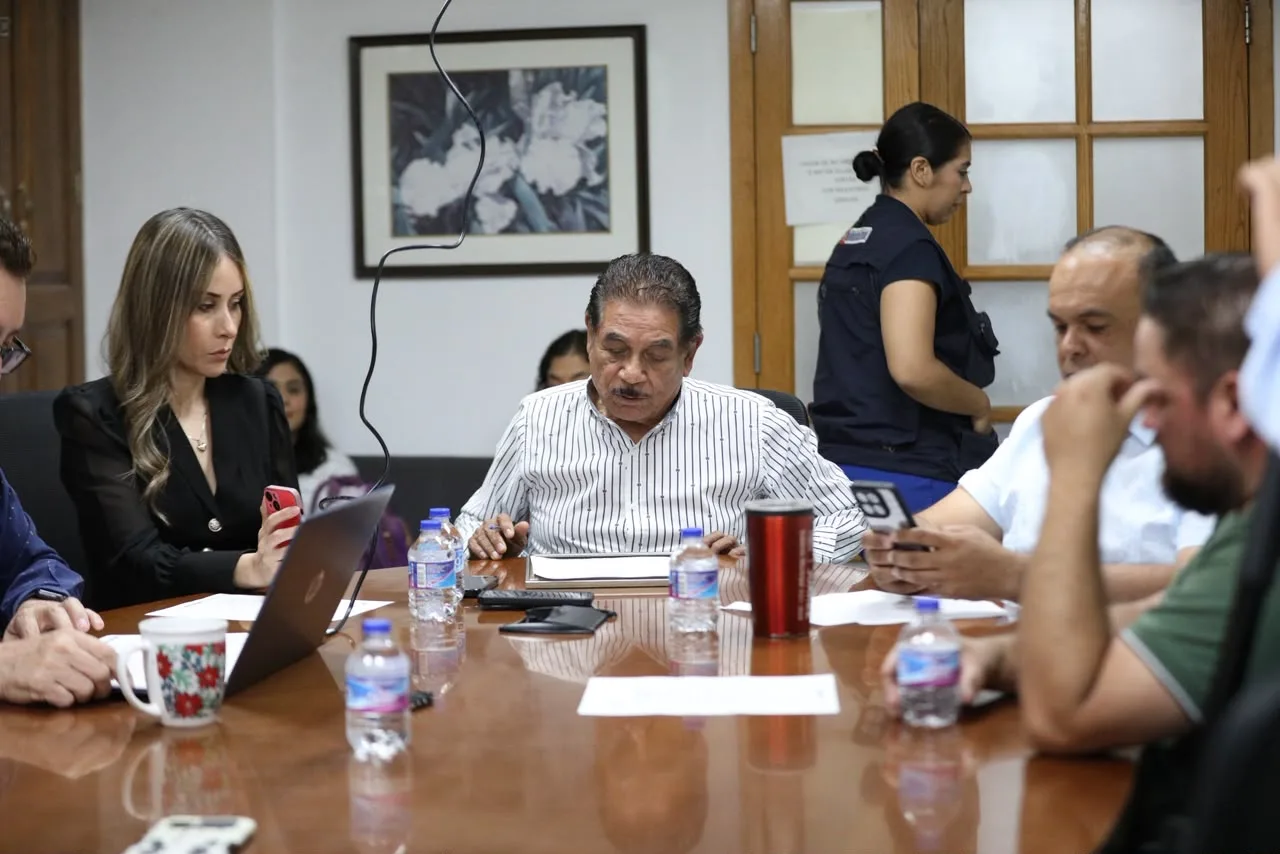 Ciudadano de Ciudad Juárez evita robo de placa histórica y es reconocido por regidores - imagen 8