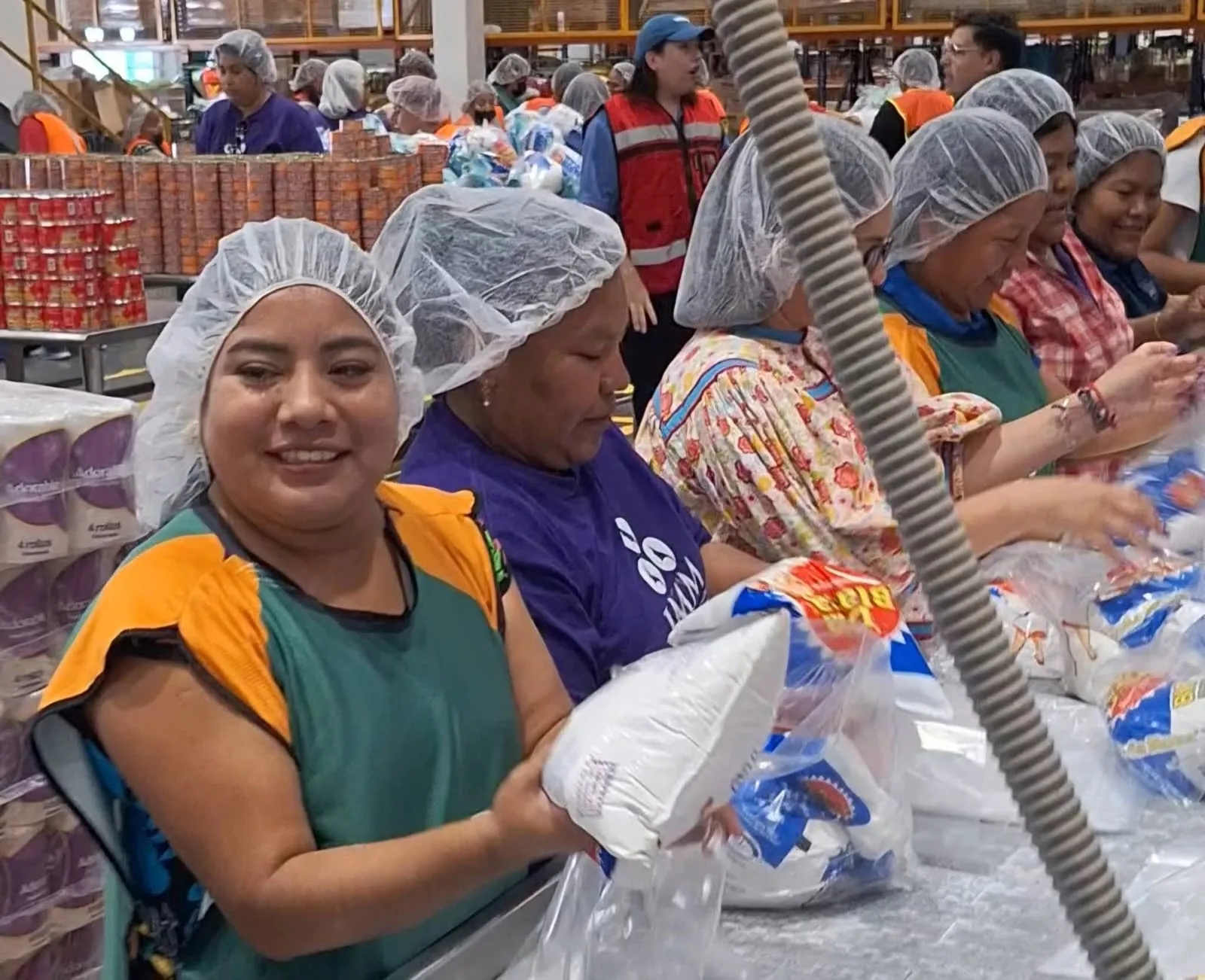 Funcionarios del CEMPO colaboran con Banco de Alimentos para apoyar a familias de Ciudad Juárez - imagen 3