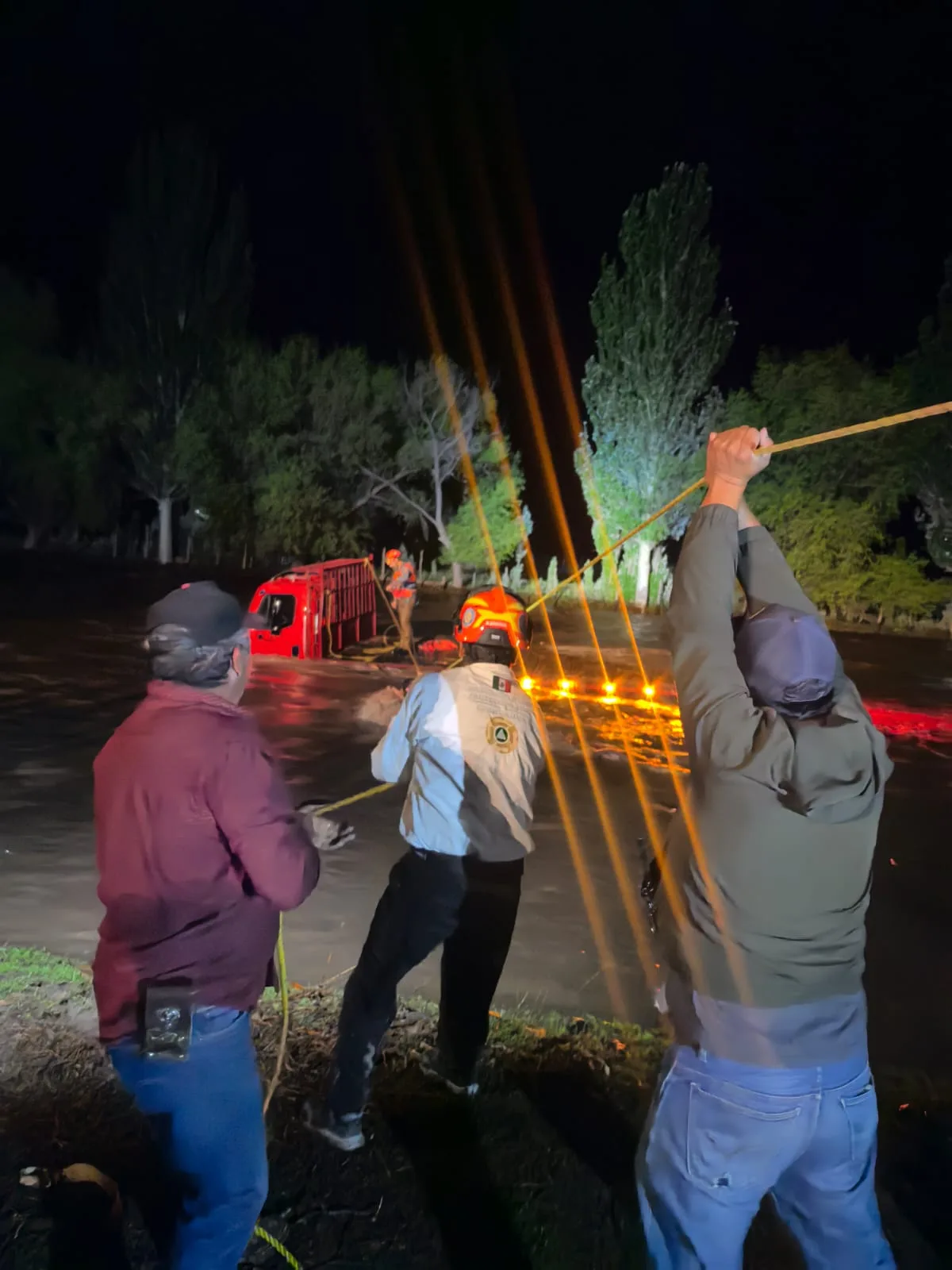 Protección Civil rescata a cuatro personas en Sisoguichi tras ser arrastrado su vehículo por la corriente - imagen 1