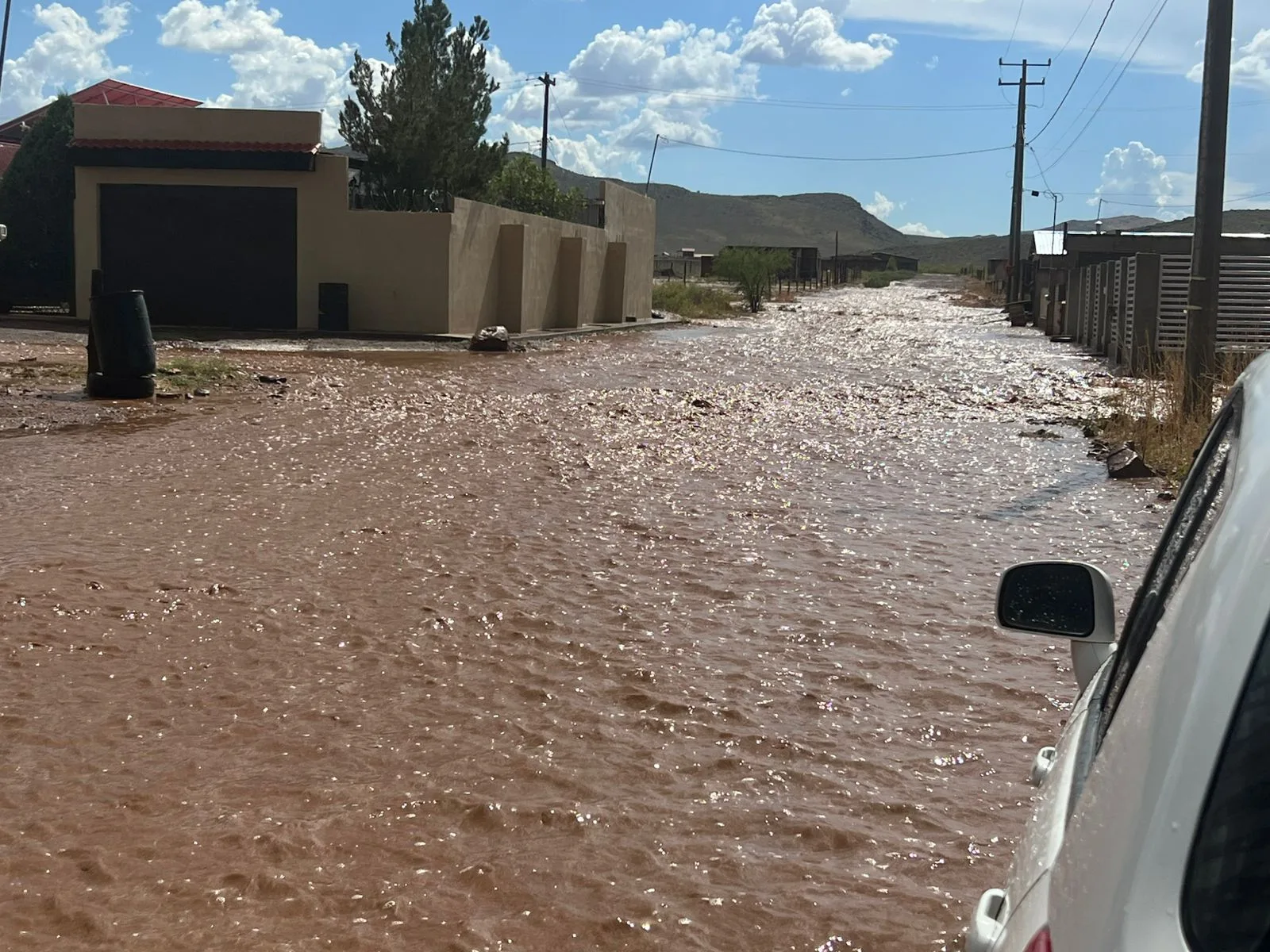 Protección Civil rescata a cuatro personas tras ser arrastrado su vehículo en Sisoguichi, Bocoyna - imagen 3