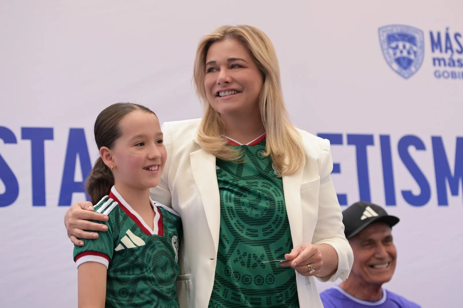 Maru Campos inaugura nueva pista de atletismo en Delicias tras 40 años de espera - imagen 1
