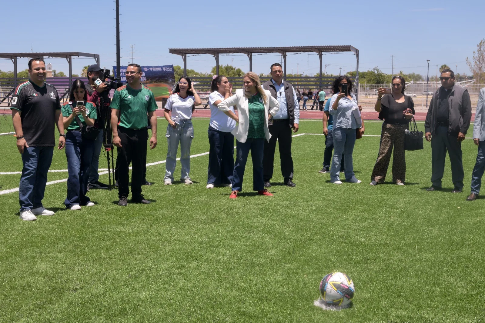 Maru Campos inaugura nueva pista de atletismo en Delicias tras 40 años de espera - imagen 2