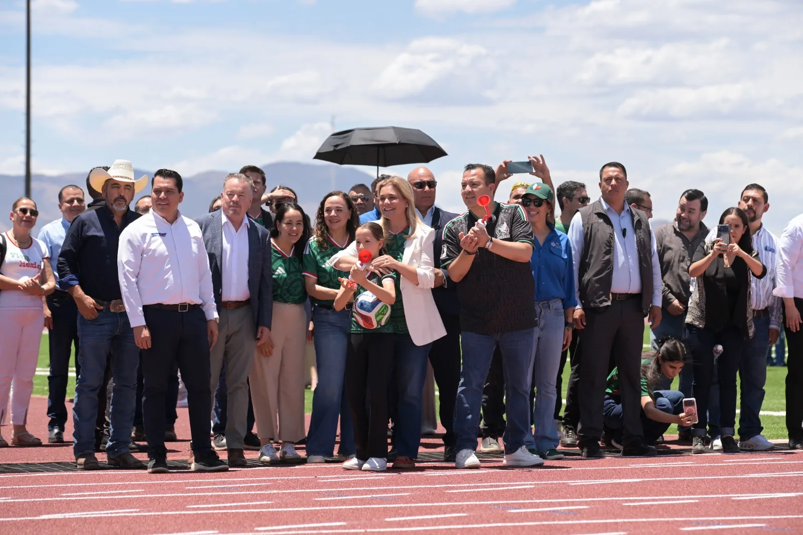 Maru Campos inaugura nueva pista de atletismo en Delicias tras 40 años de espera - imagen 6