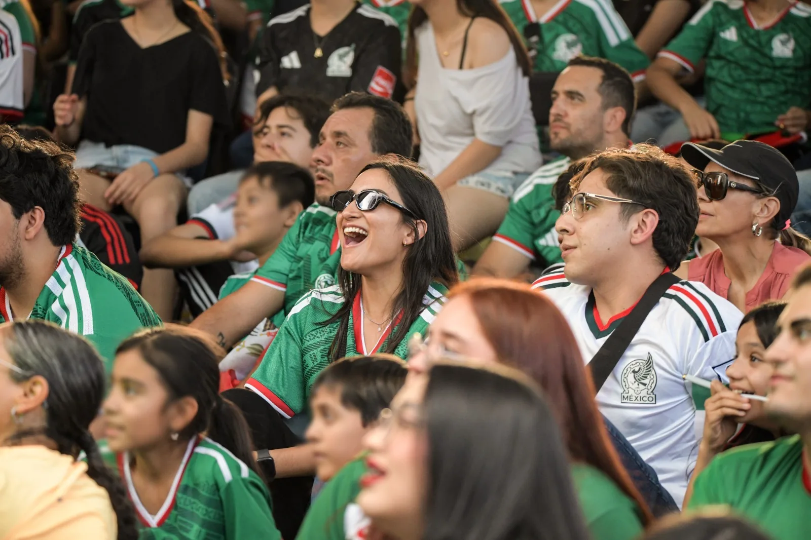 Miles de chihuahuenses ven el segundo partido de México en la Fiesta Mundialista de Plaza del Ángel - imagen 2