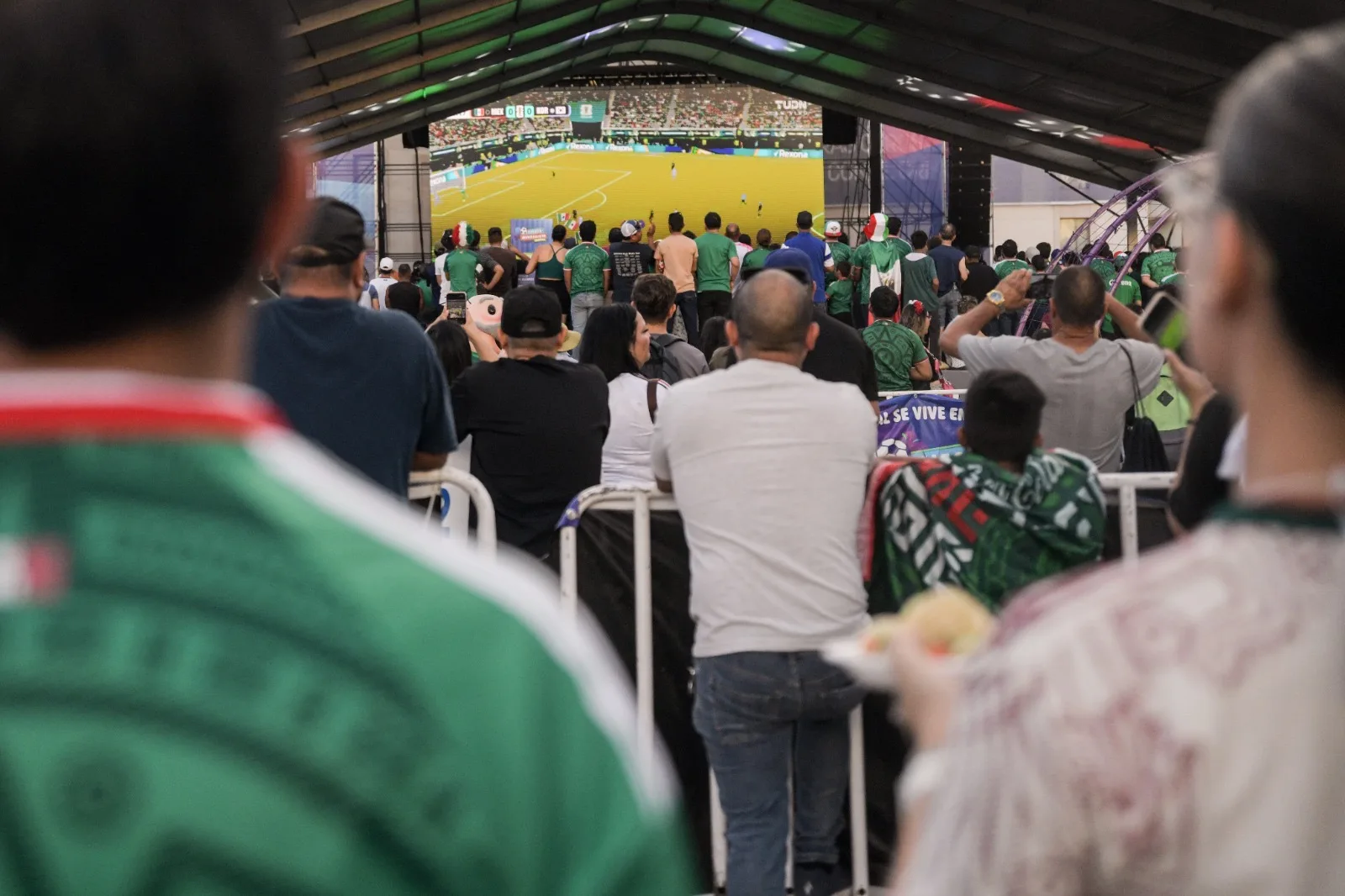 Miles de chihuahuenses ven el segundo partido de México en la Fiesta Mundialista de Plaza del Ángel - imagen 4