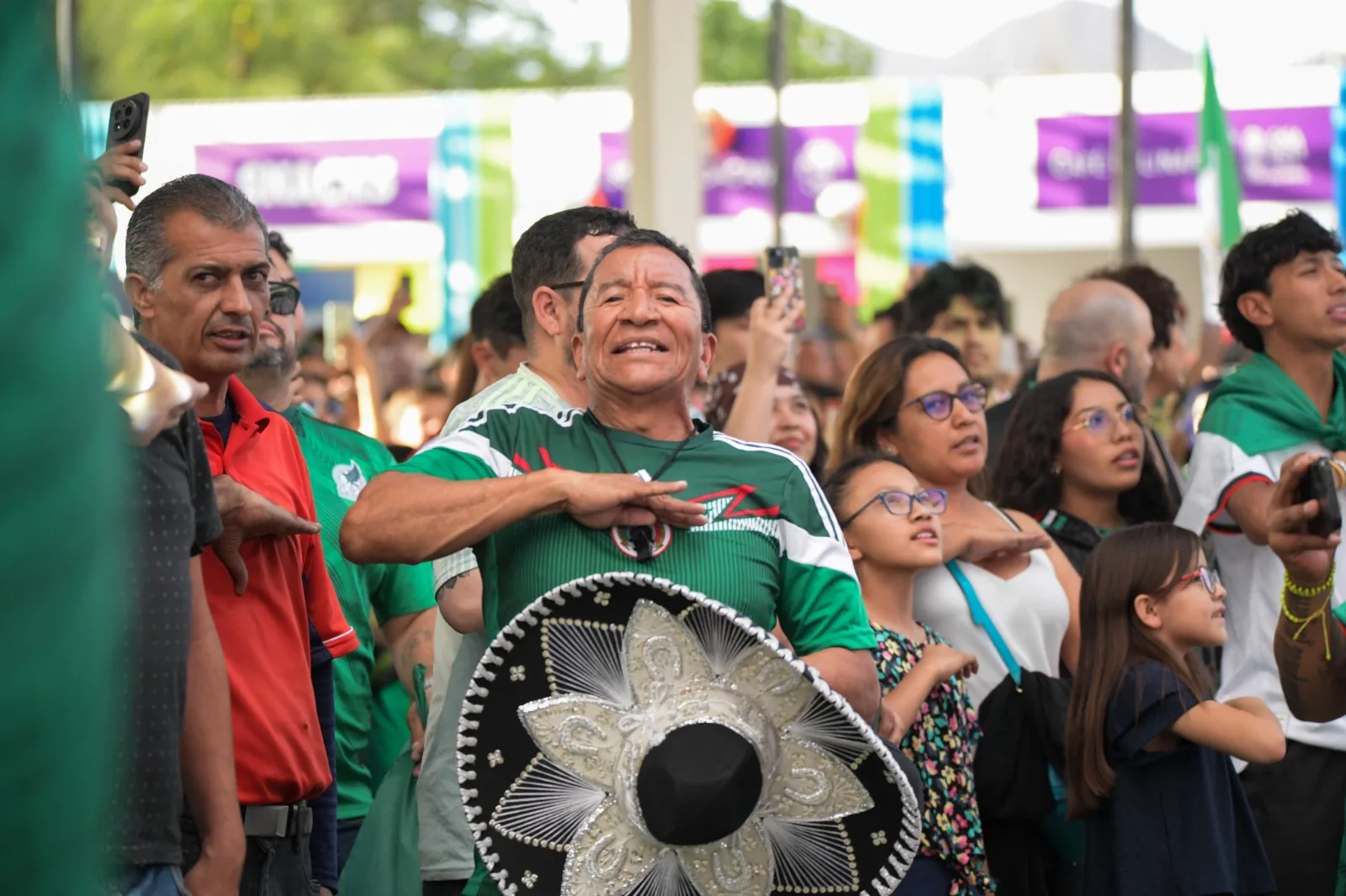 Miles de chihuahuenses ven el segundo partido de México en la Fiesta Mundialista de Plaza del Ángel - imagen 5