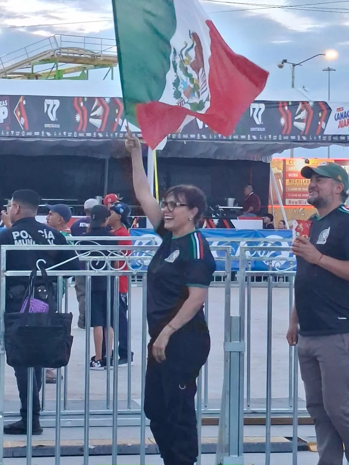 Alcalde de Ciudad Juárez acompaña a familias en transmisión del partido México vs Corea en ambiente mundialista - imagen 3