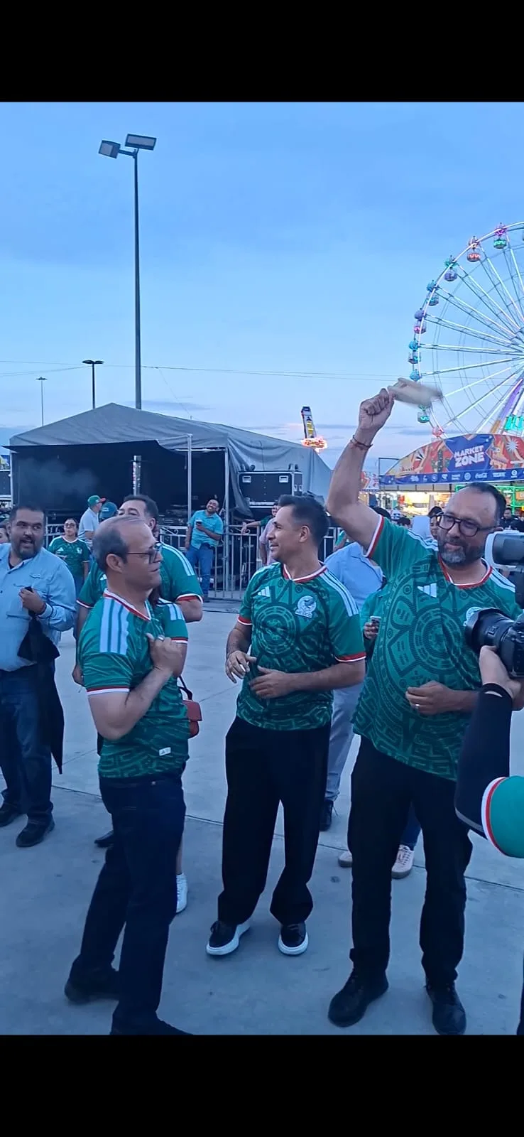 Alcalde de Ciudad Juárez acompaña a familias en transmisión del partido México vs Corea en ambiente mundialista - imagen 2
