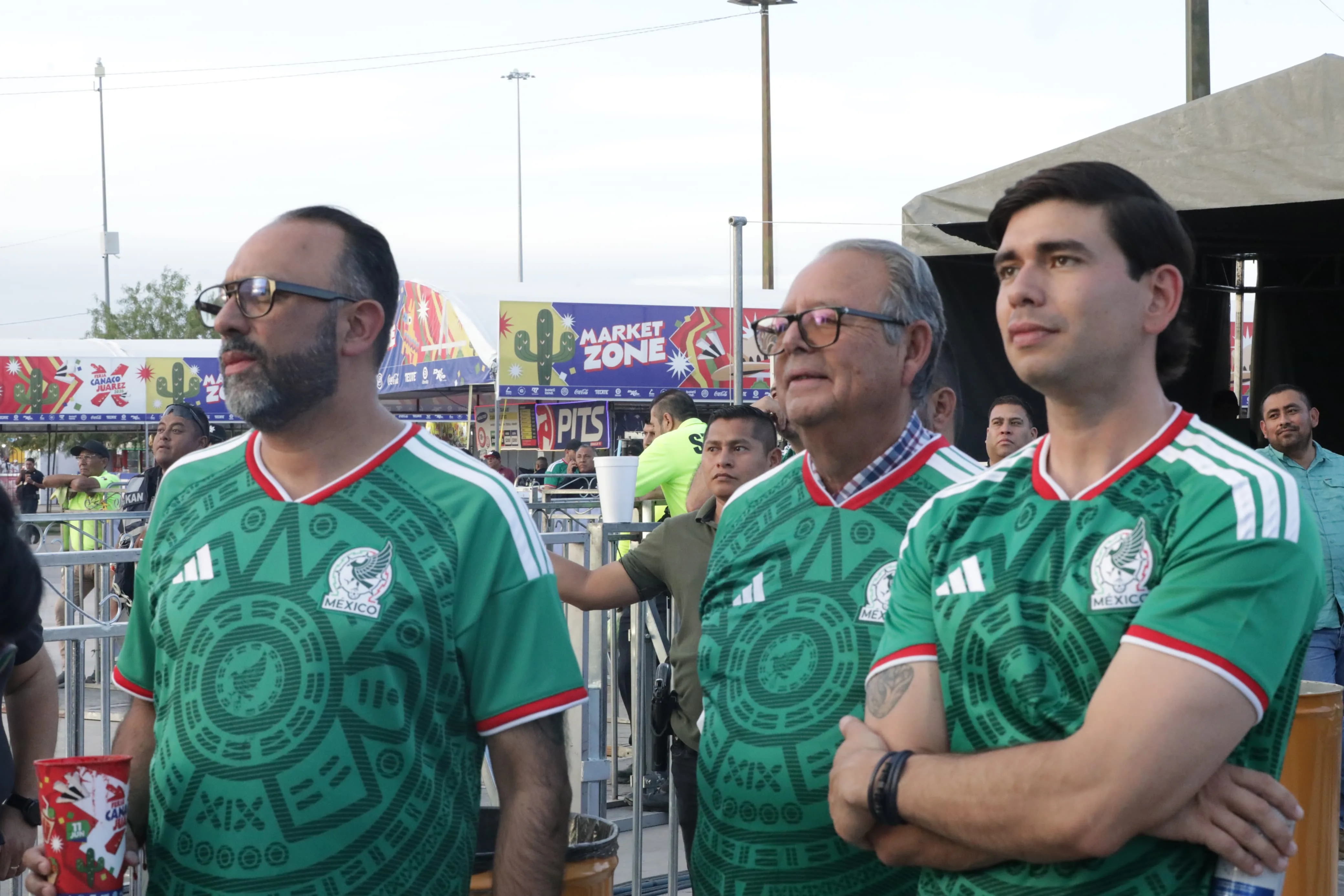 Alcalde de Ciudad Juárez acompaña a familias en transmisión del partido México vs Corea en ambiente mundialista - imagen 4