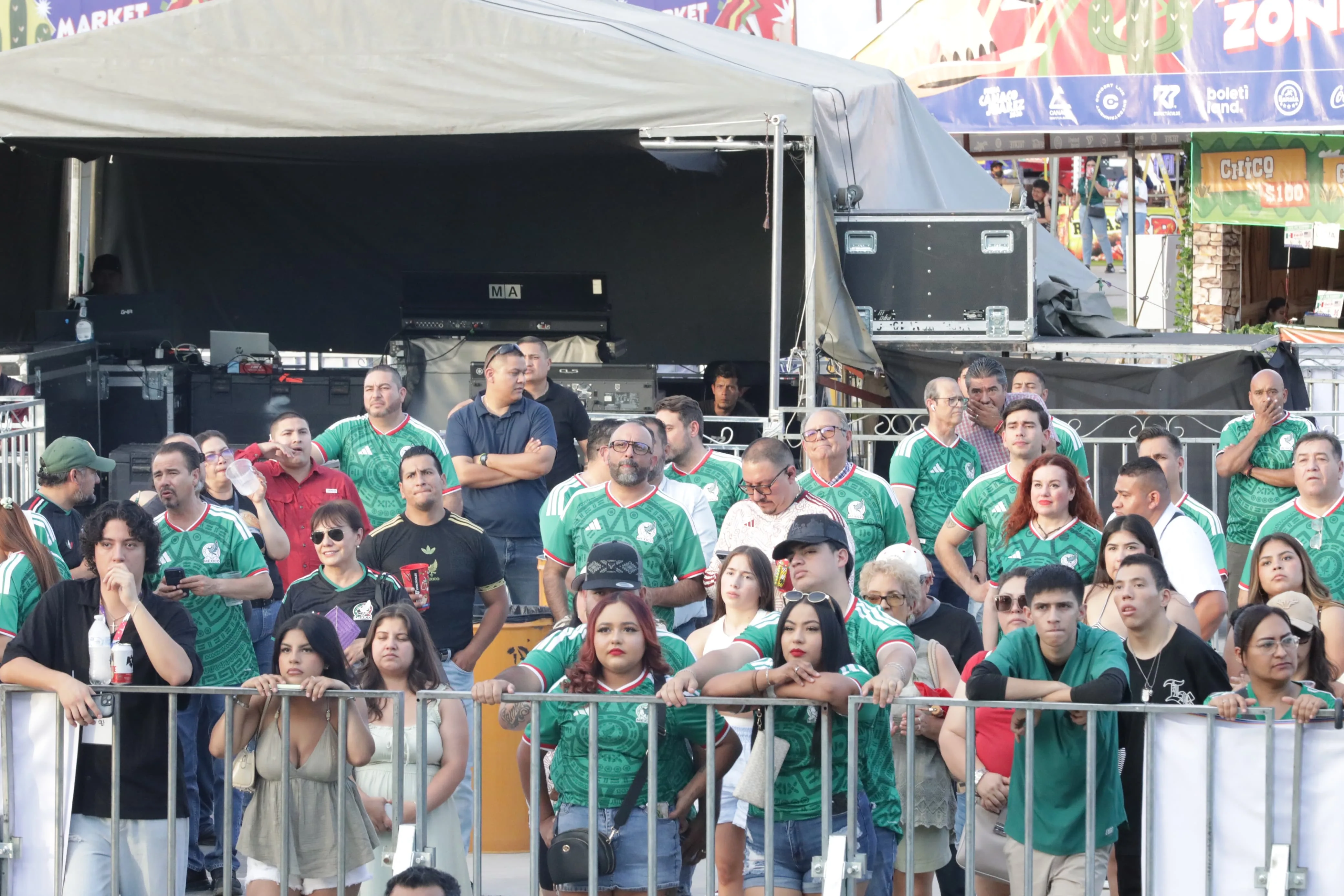 Alcalde de Ciudad Juárez acompaña a familias en transmisión del partido México vs Corea en ambiente mundialista - imagen 5