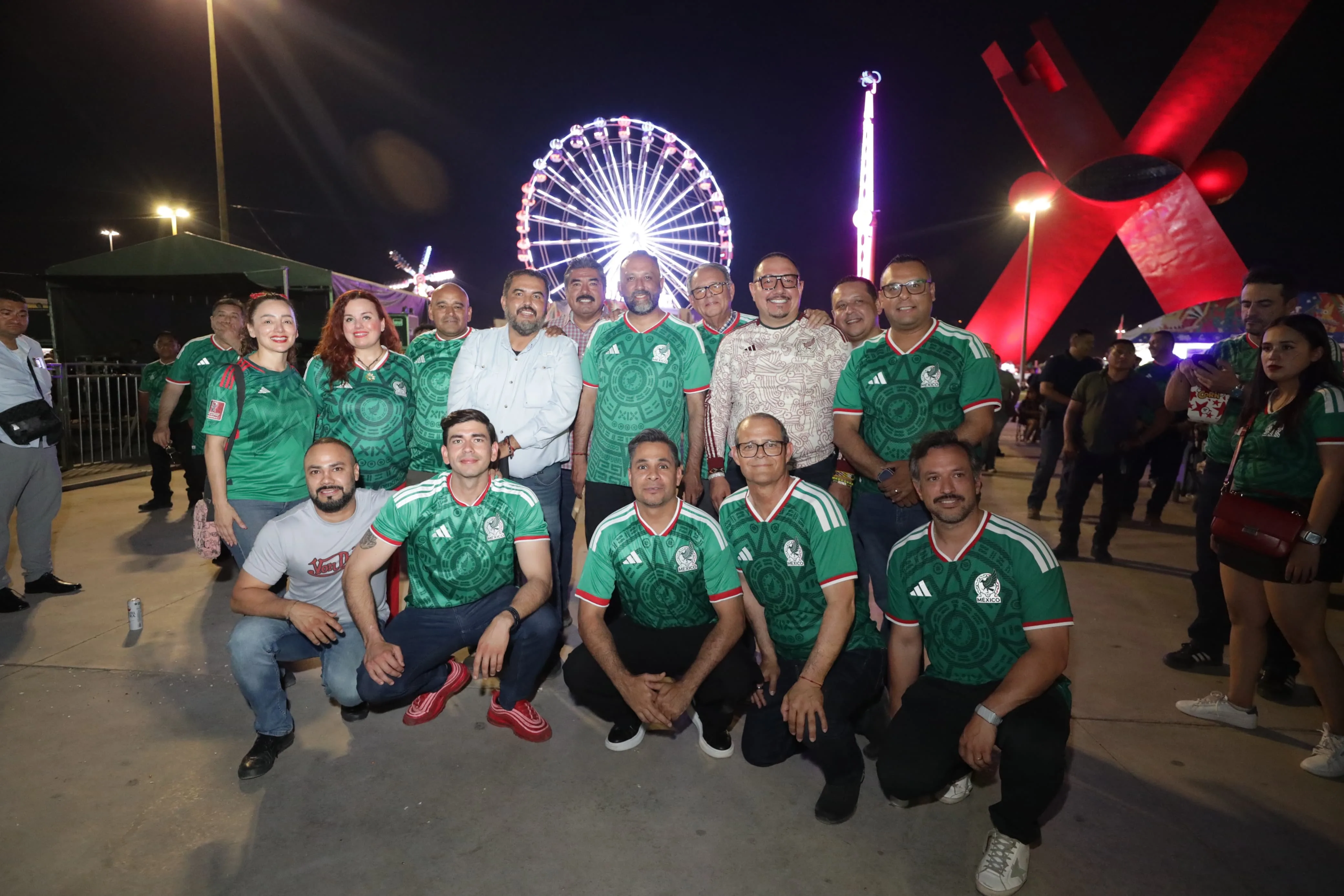 Alcalde de Ciudad Juárez acompaña a familias en transmisión del partido México vs Corea en ambiente mundialista - imagen 7