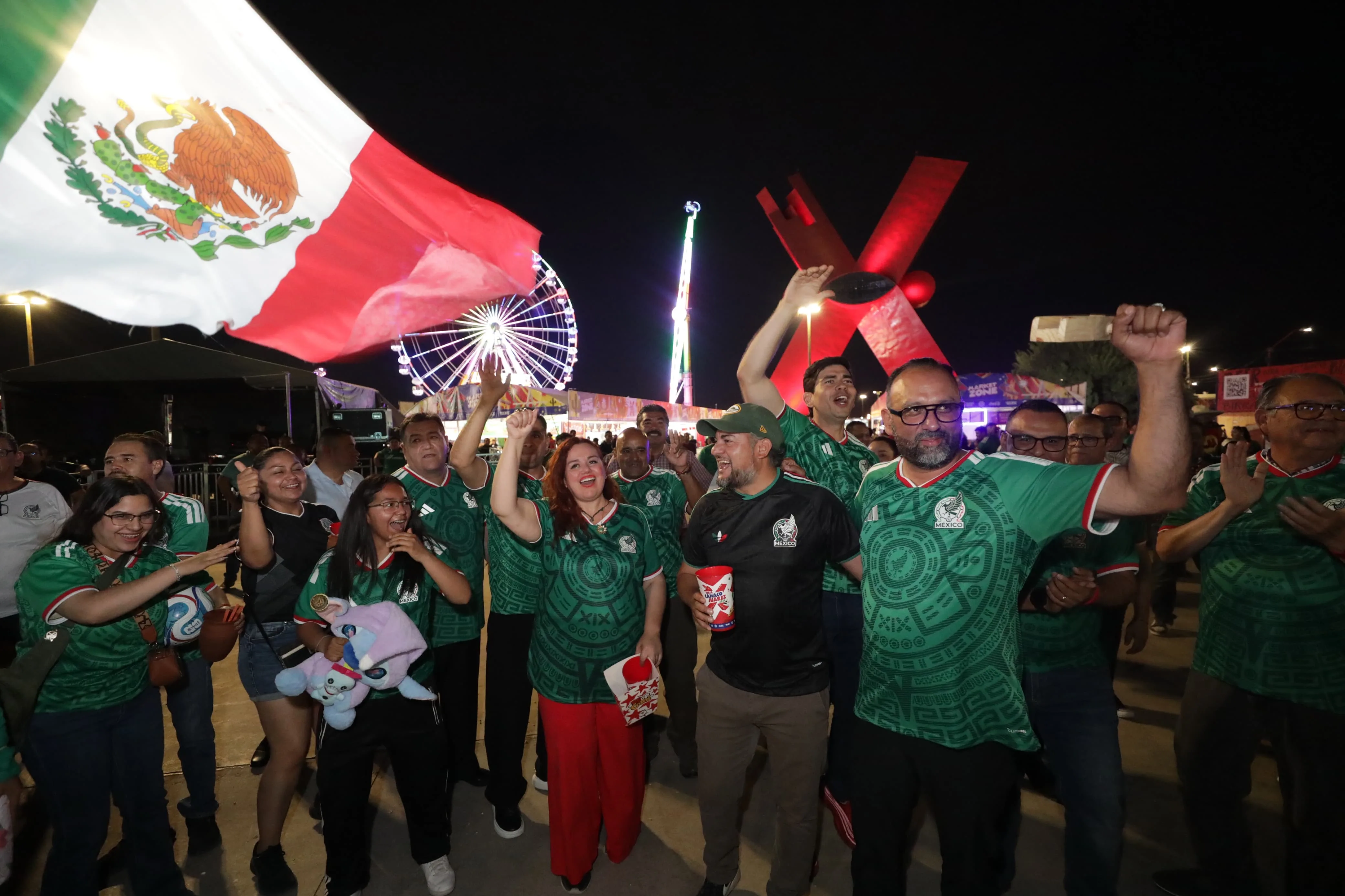 Alcalde de Ciudad Juárez acompaña a familias en transmisión del partido México vs Corea en ambiente mundialista - imagen 8
