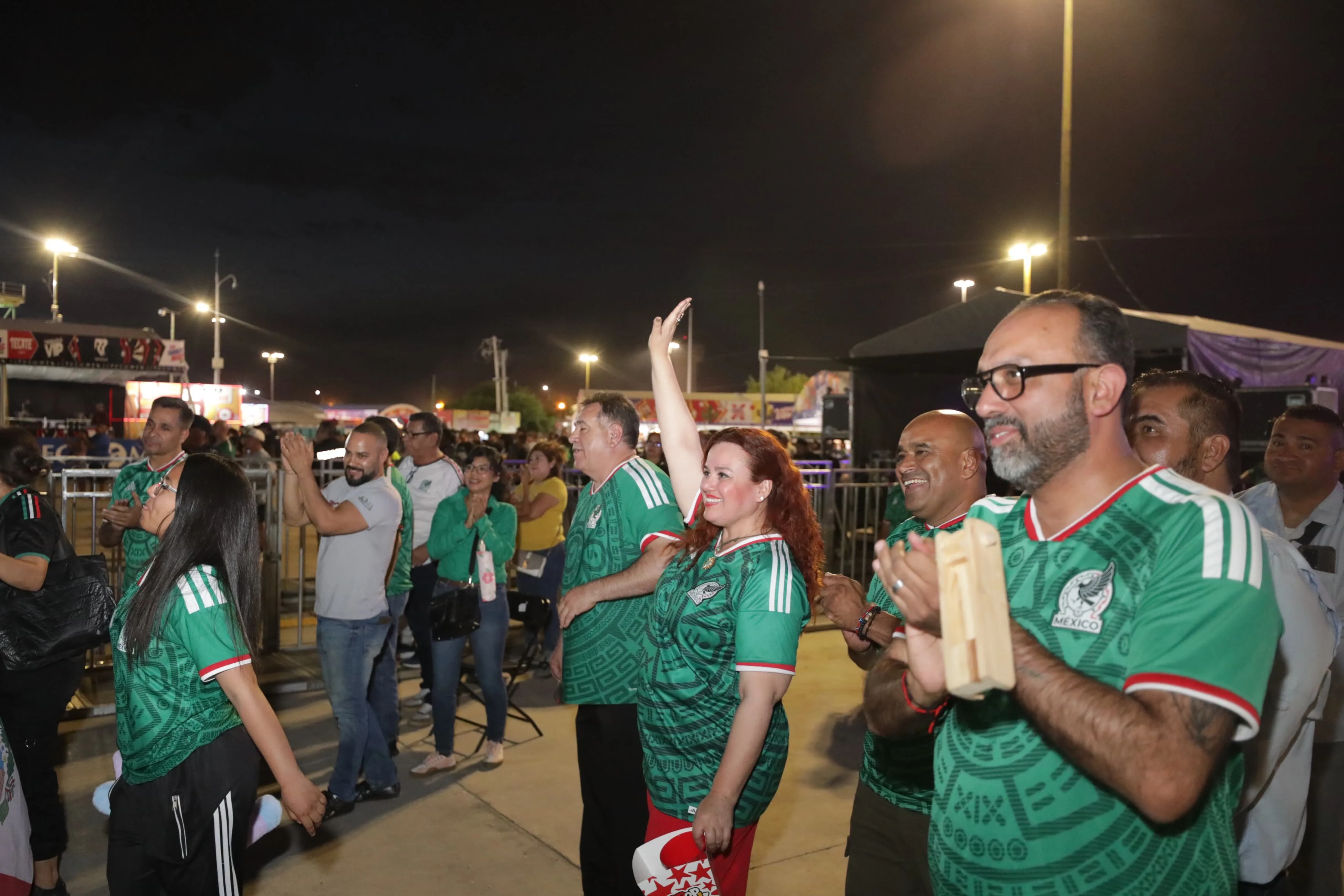 Alcalde de Ciudad Juárez acompaña a familias en transmisión del partido México vs Corea en ambiente mundialista - imagen 9