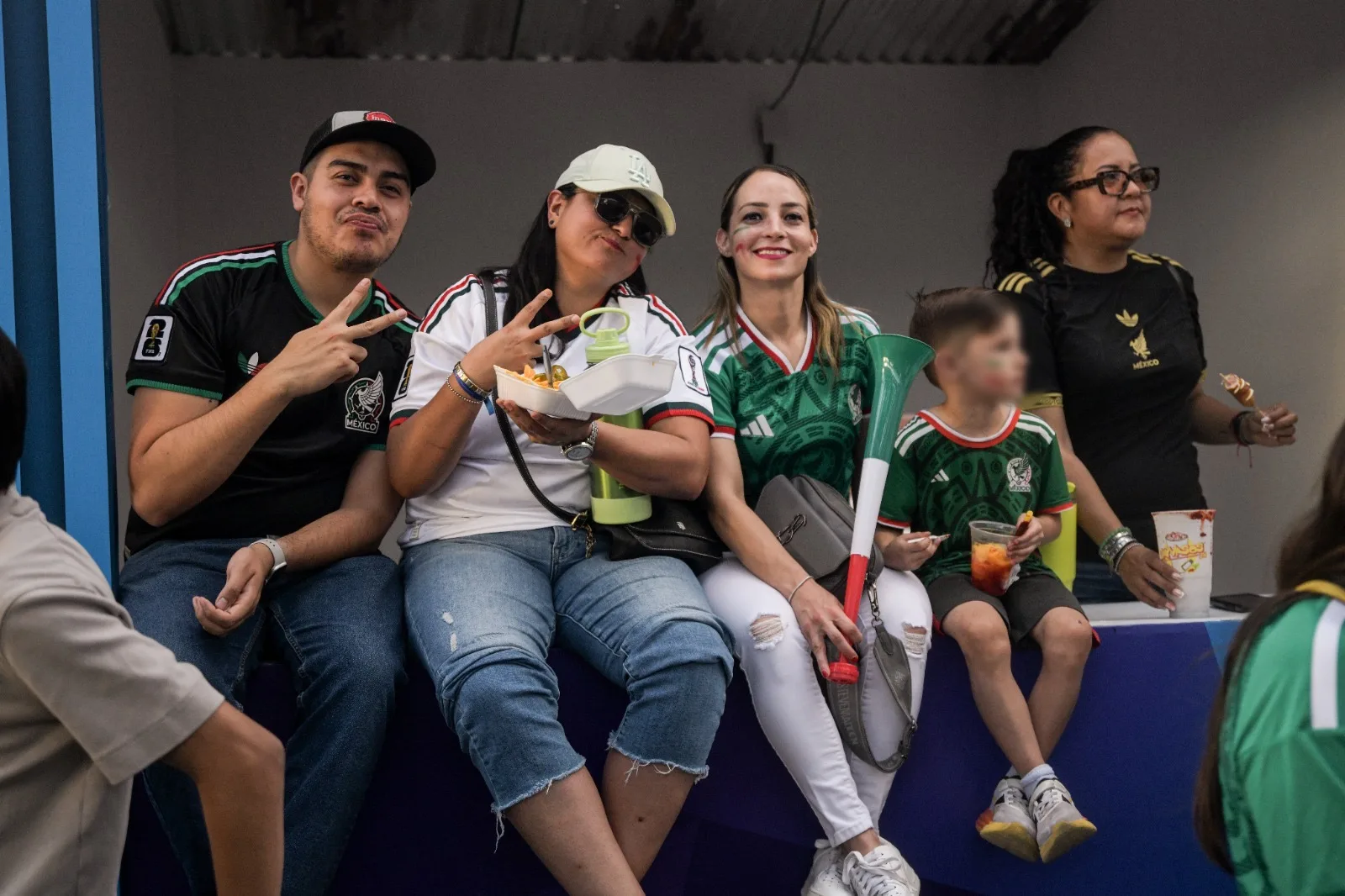 Miles de chihuahuenses siguen el segundo partido de México en la Fiesta Mundialista de Plaza del Ángel - imagen 6