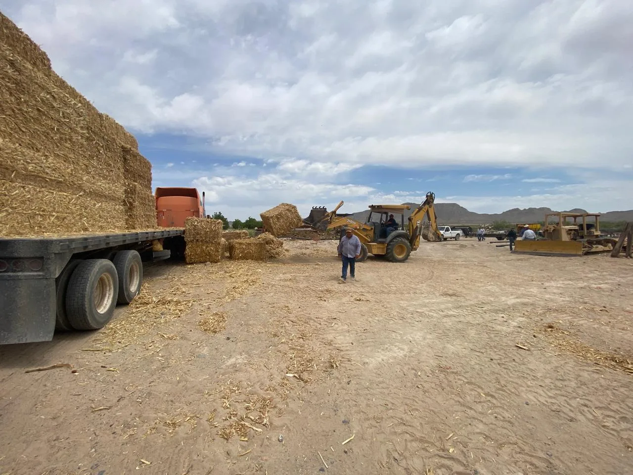Estado entrega 229 pacas de rastrojo de maíz a productores pecuarios de Ciudad Juárez - imagen 2