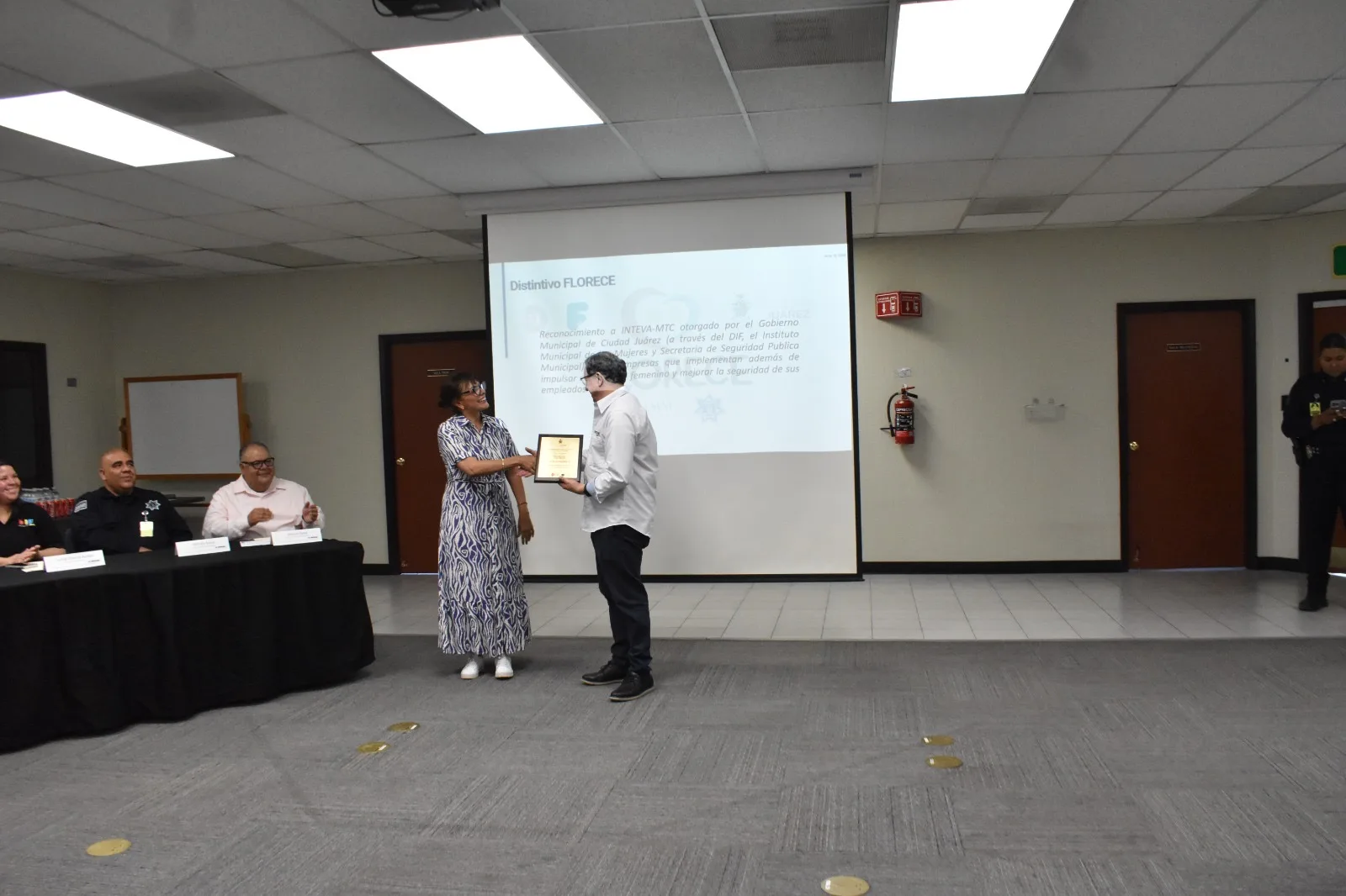Empresa INTEVA recibe Distintivo Florece tras capacitación contra violencia de género en Juárez - imagen 4