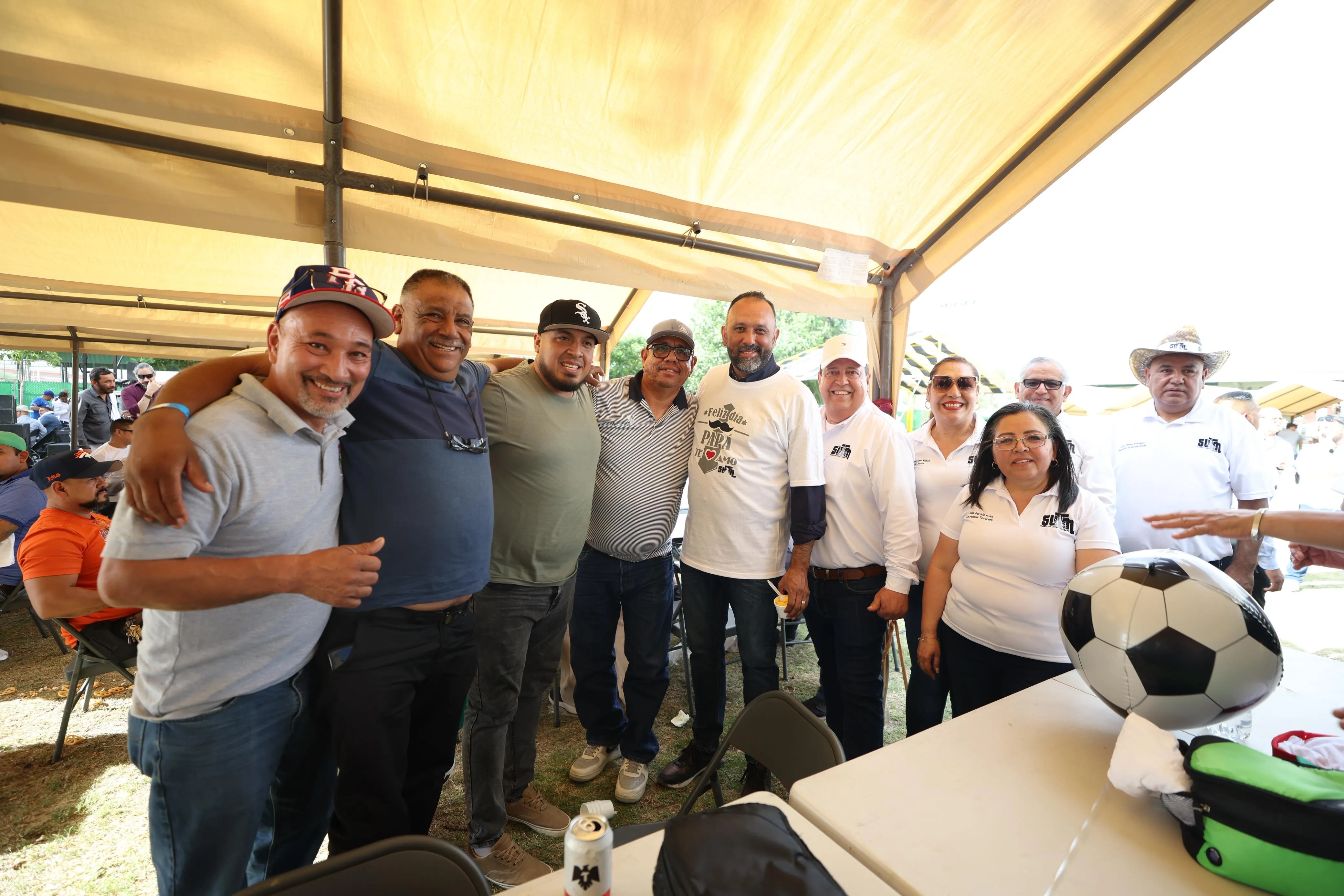 Más de mil trabajadores municipales celebran el Día del Padre en Juárez con récord de asistencia - imagen 12