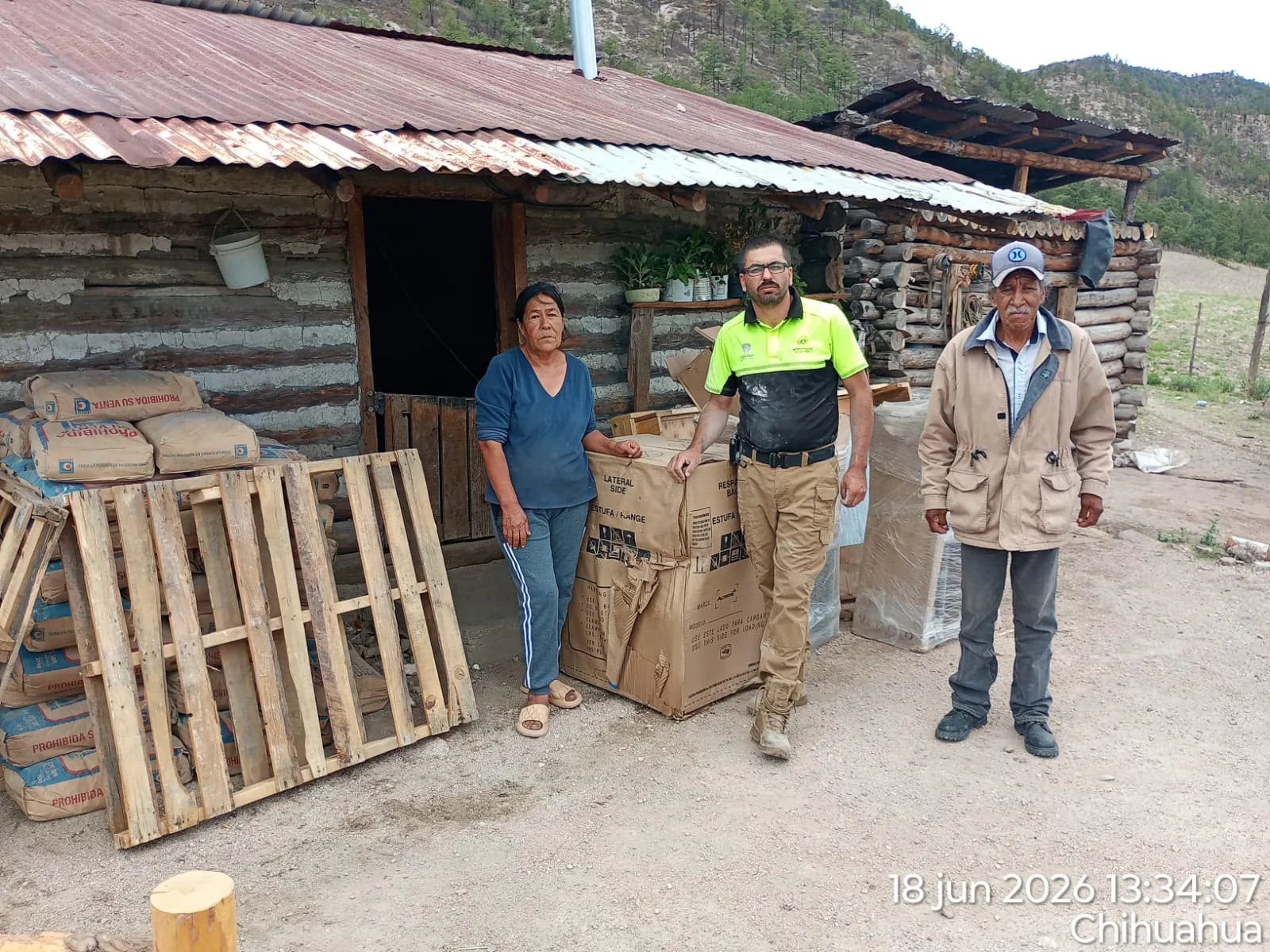 Gobierno de Guerrero entrega apoyos a familias afectadas por incendio forestal en Los Tanques - imagen 1