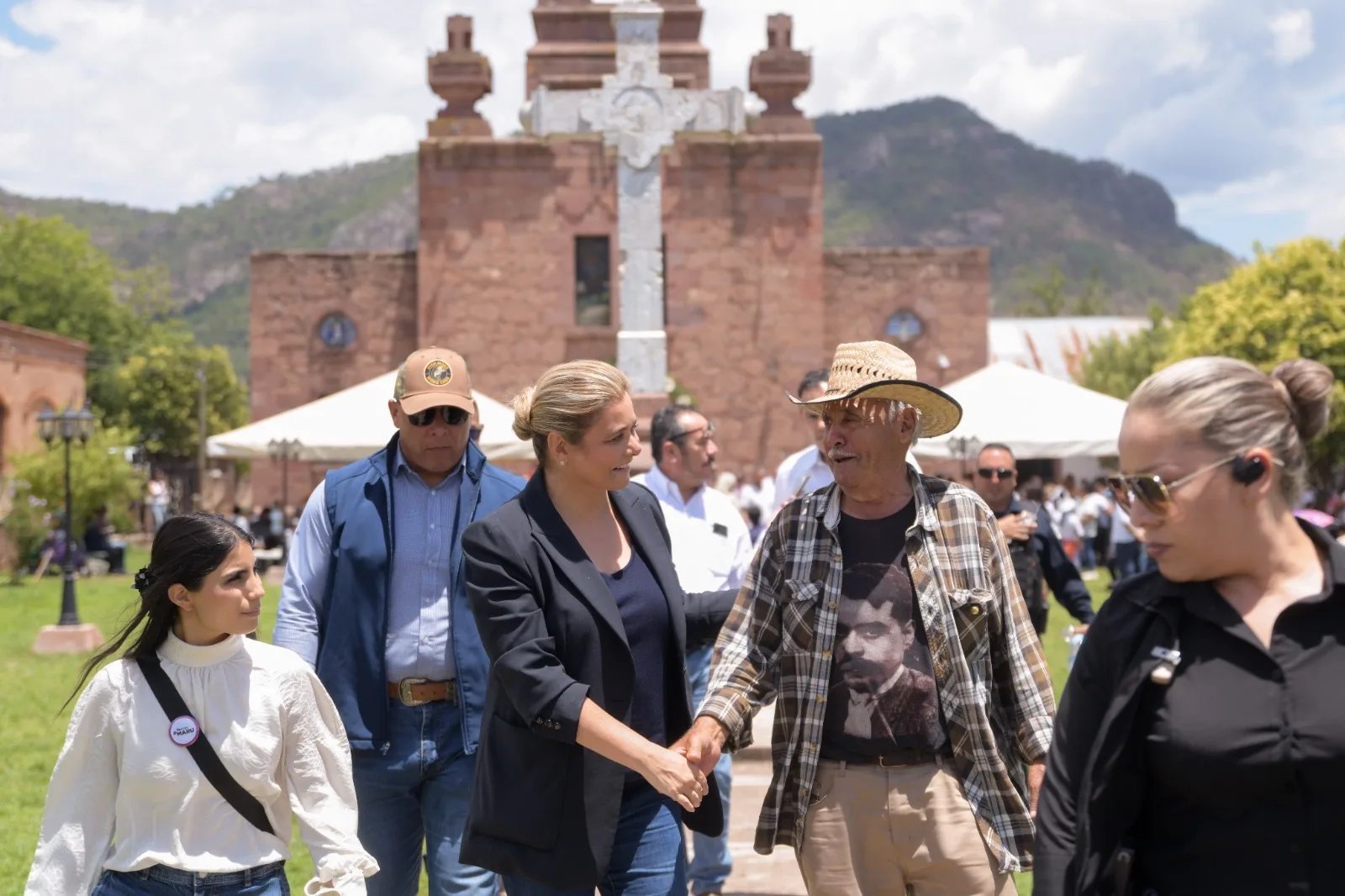 Maru Campos asiste en Cerocahui a misa por sacerdotes jesuitas asesinados en 2022 - imagen 1