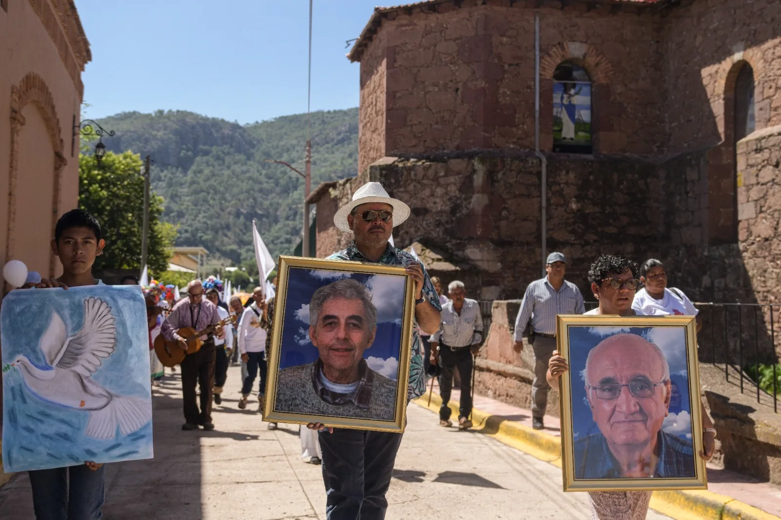 Maru Campos asiste en Cerocahui a misa por sacerdotes jesuitas asesinados en 2022 - imagen 6
